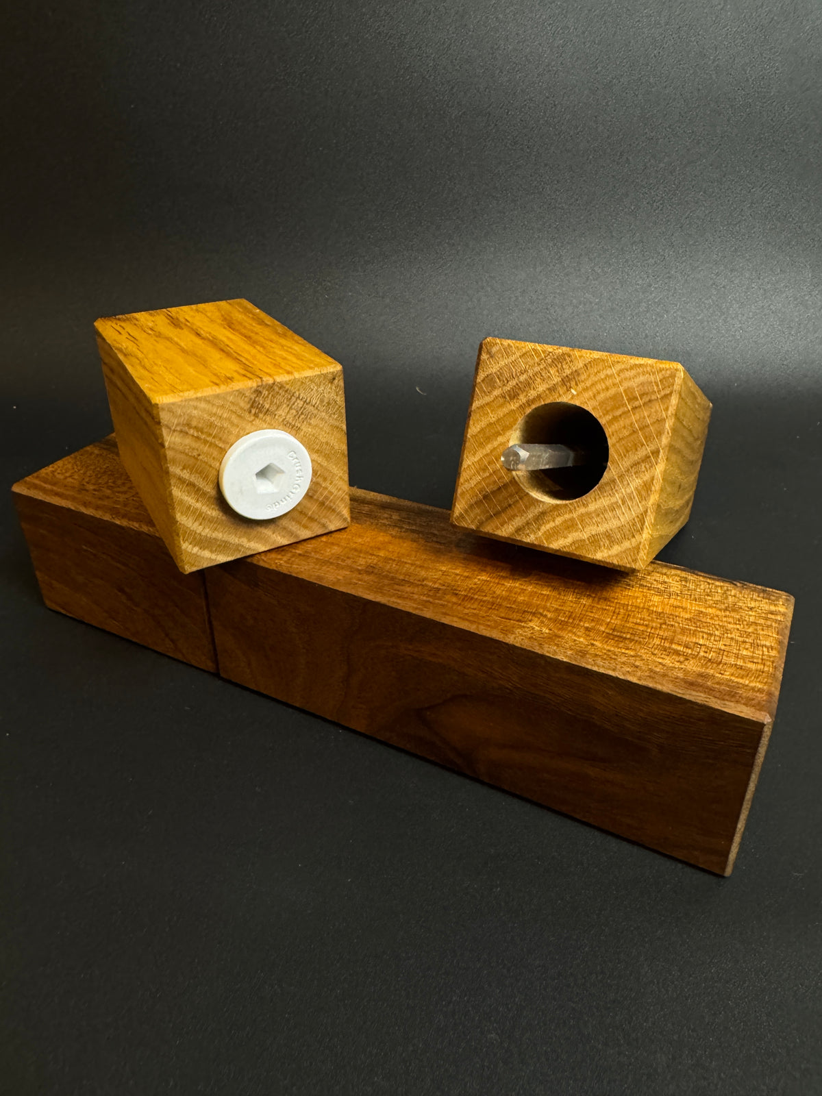 Gewürzmühlenpaar aus Eiche und Nussbaum