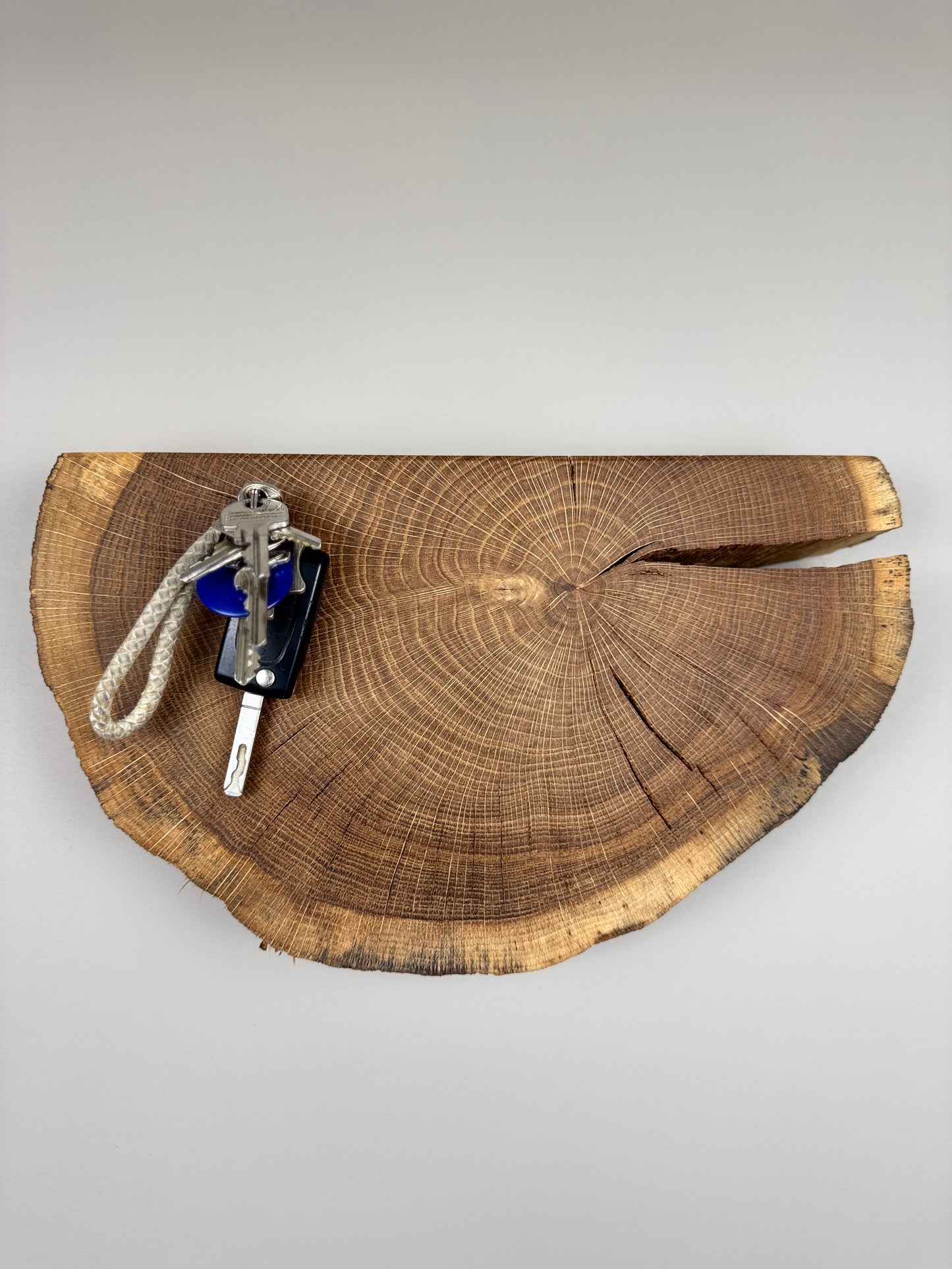 Magnetischer Messerblock zur Wandbefestigung für ca. 6 Messer aus einer Eichenscheibe
