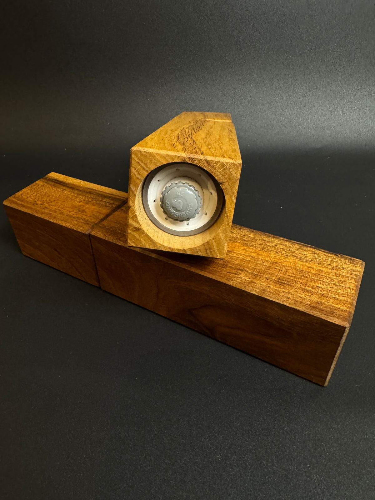 Gewürzmühlenpaar aus Eiche und Nussbaum