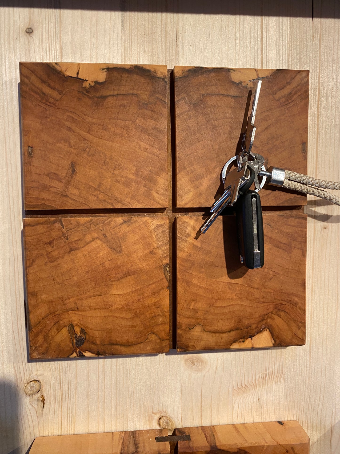 Magnetisches Schlüsselbrett aus besonderem Ahornholz