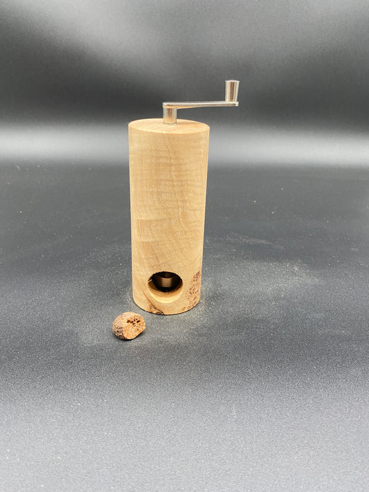 Handliche Muskatmühle aus Pappelholz gedrechselt