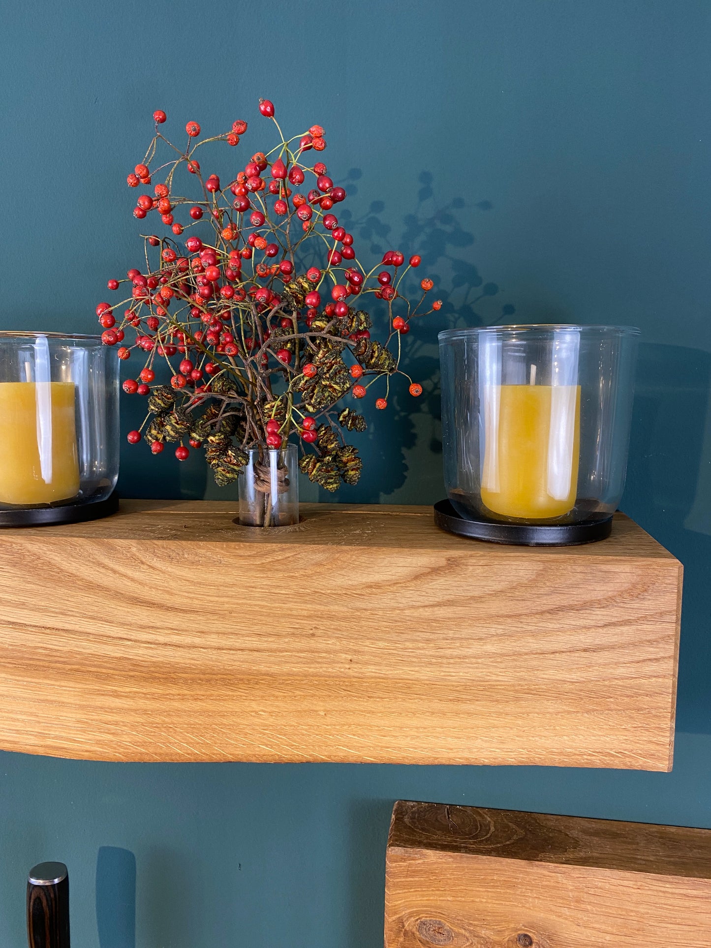 Umdekorierbarer Kerzenständer zur Wandmontage, Blumenvase, Adventskranz aus massiven Eichenbalken