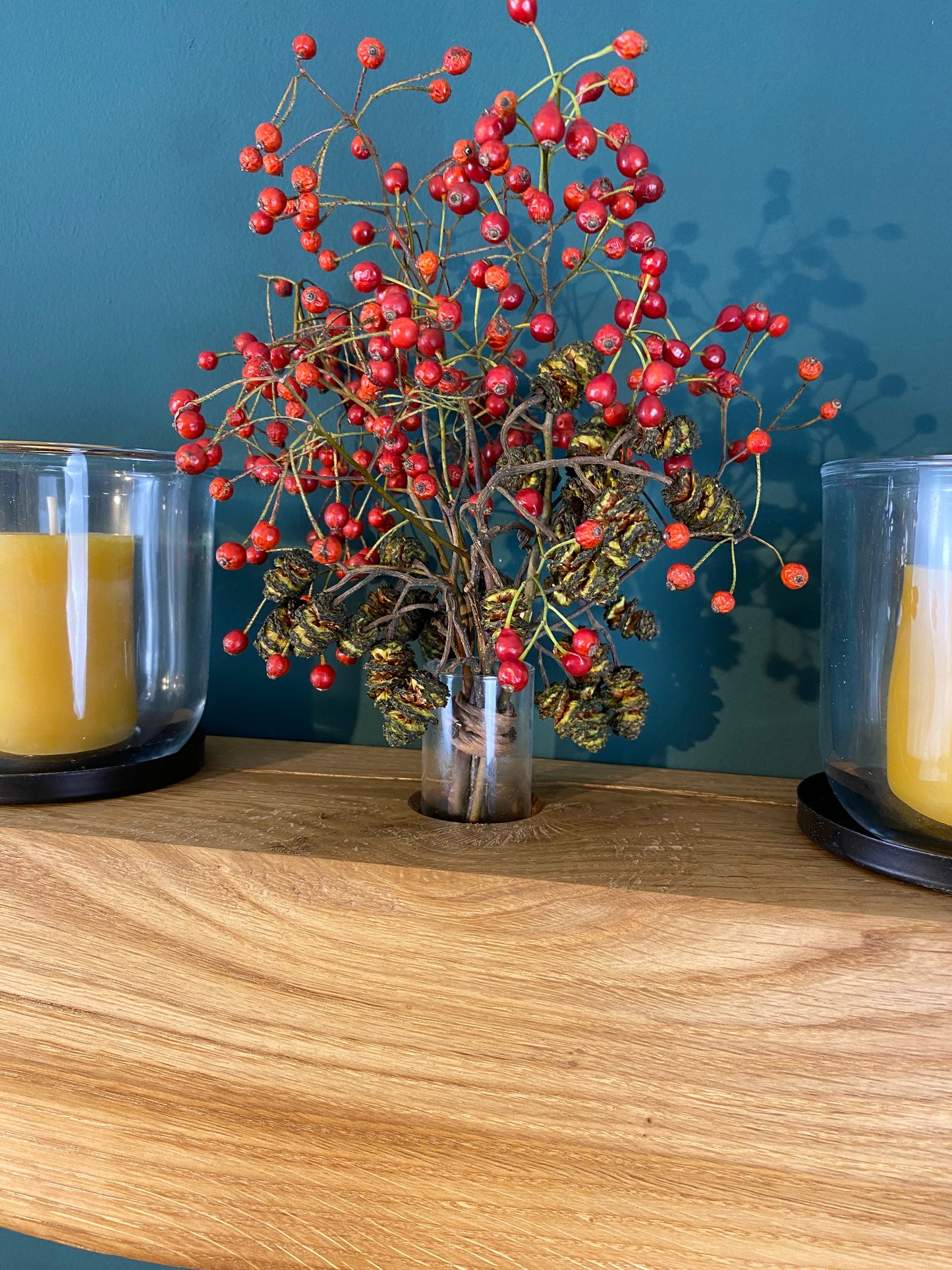 Umdekorierbarer Kerzenständer zur Wandmontage, Blumenvase, Adventskranz aus massiven Eichenbalken