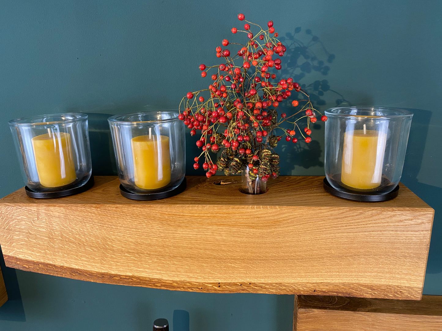 Umdekorierbarer Kerzenständer zur Wandmontage, Blumenvase, Adventskranz aus massiven Eichenbalken