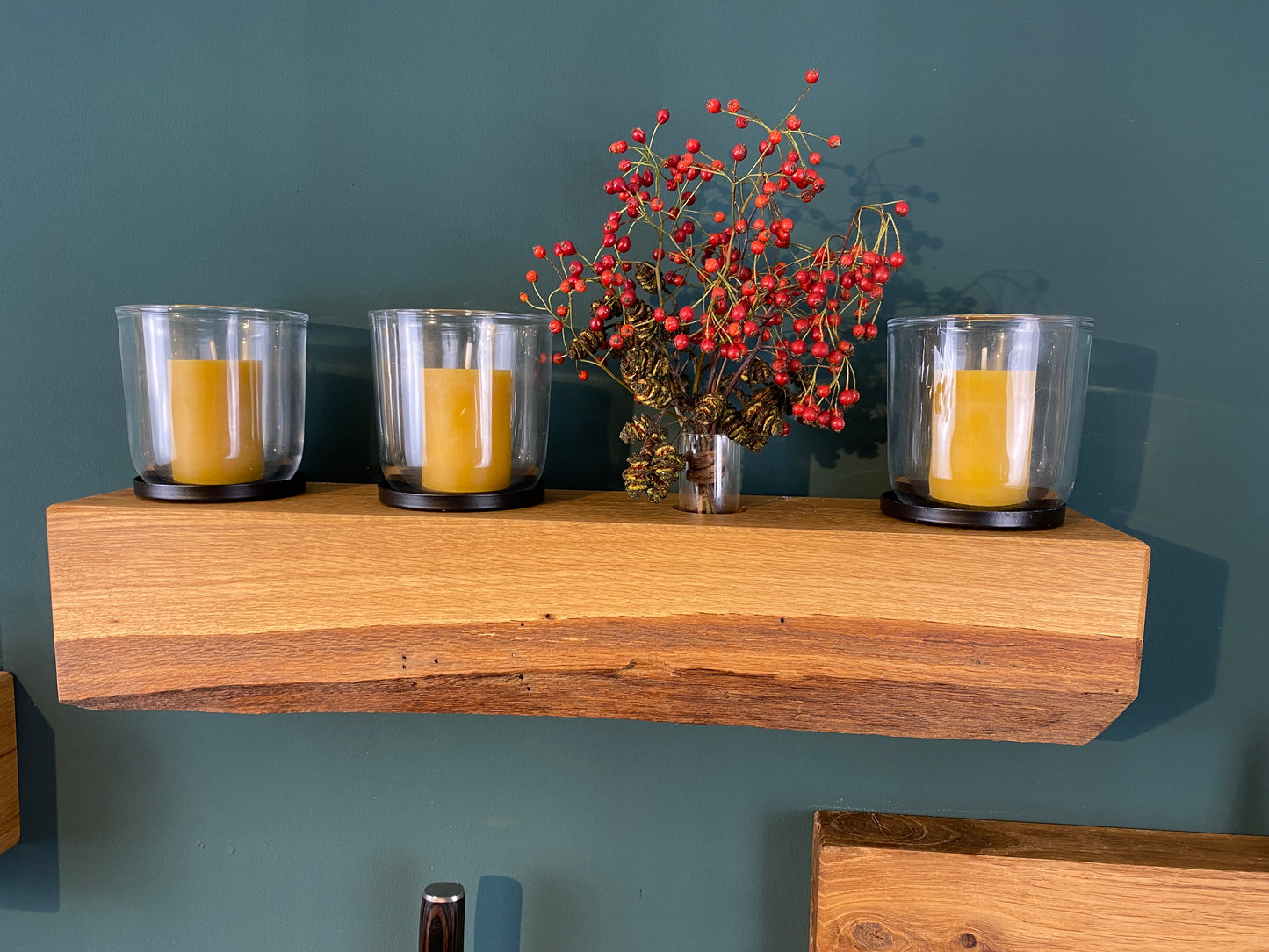 Umdekorierbarer Kerzenständer zur Wandmontage, Blumenvase, Adventskranz aus massiven Eichenbalken