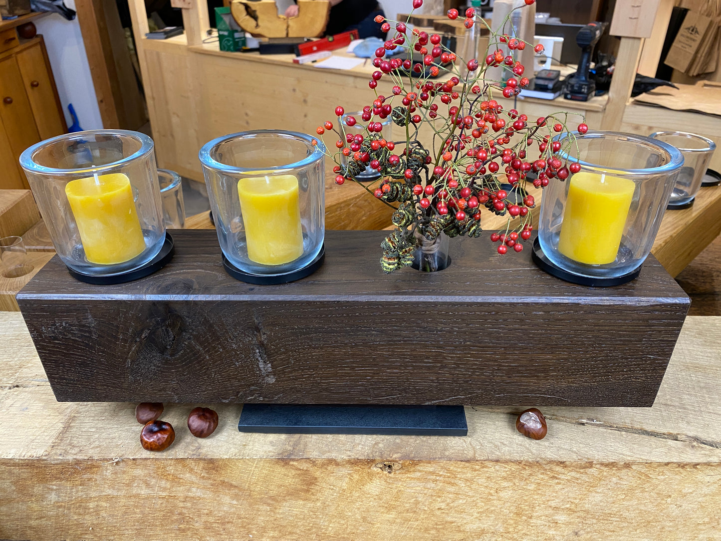 Umdekorierbarer Kerzenständer, Blumenvase, Adventskranz aus massiven Eichenbalken geräuchert mit Schiefersockel