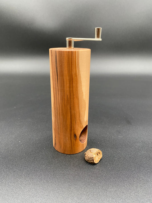 Handliche Muskatmühle aus Apfelholz gedrechselt