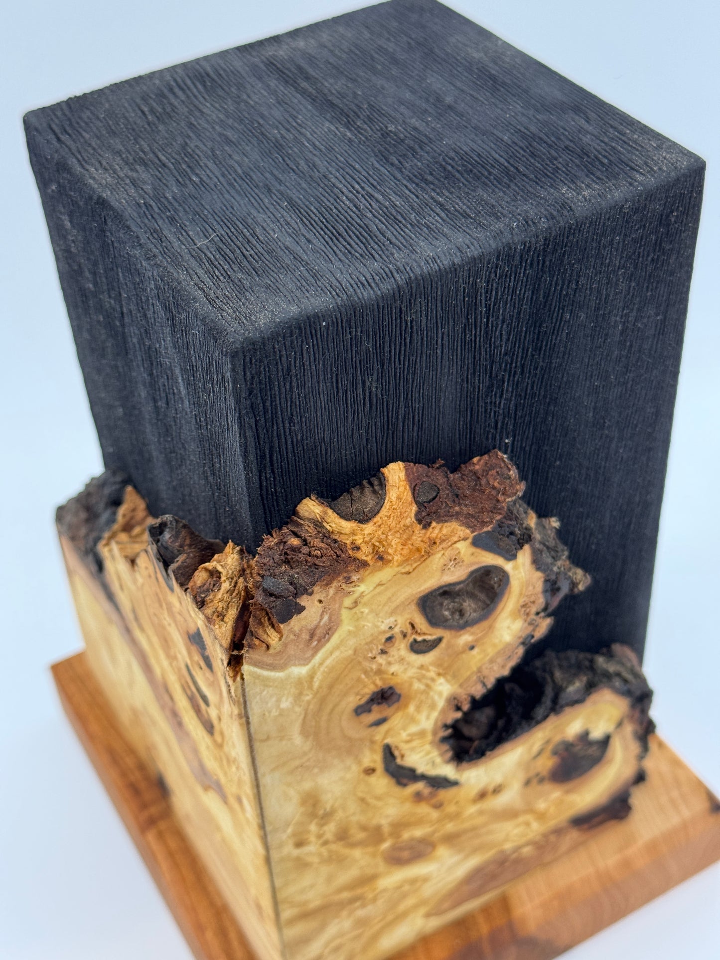 Tierurne aus besonderem Lindenholz