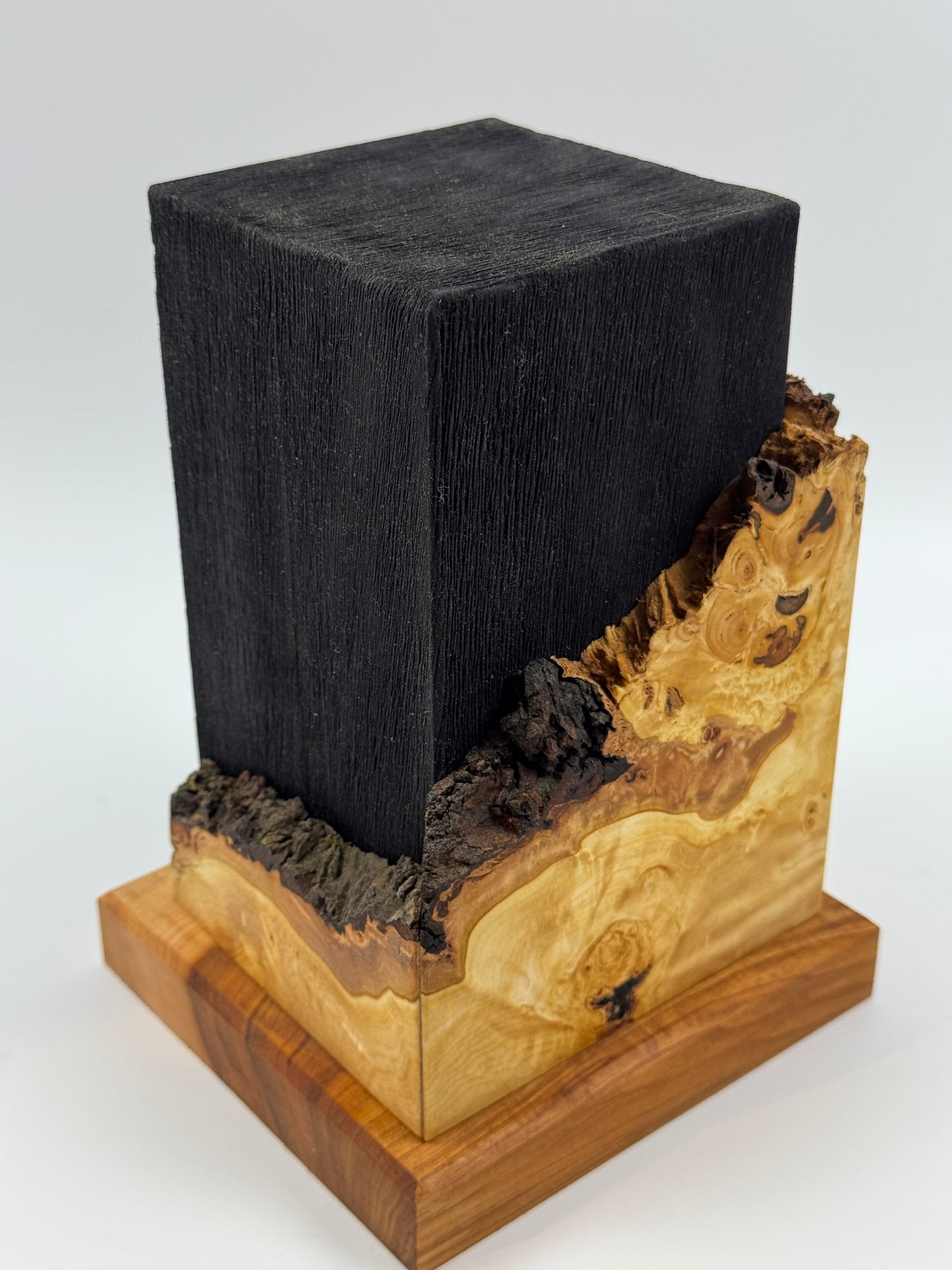 Tierurne aus besonderem Lindenholz