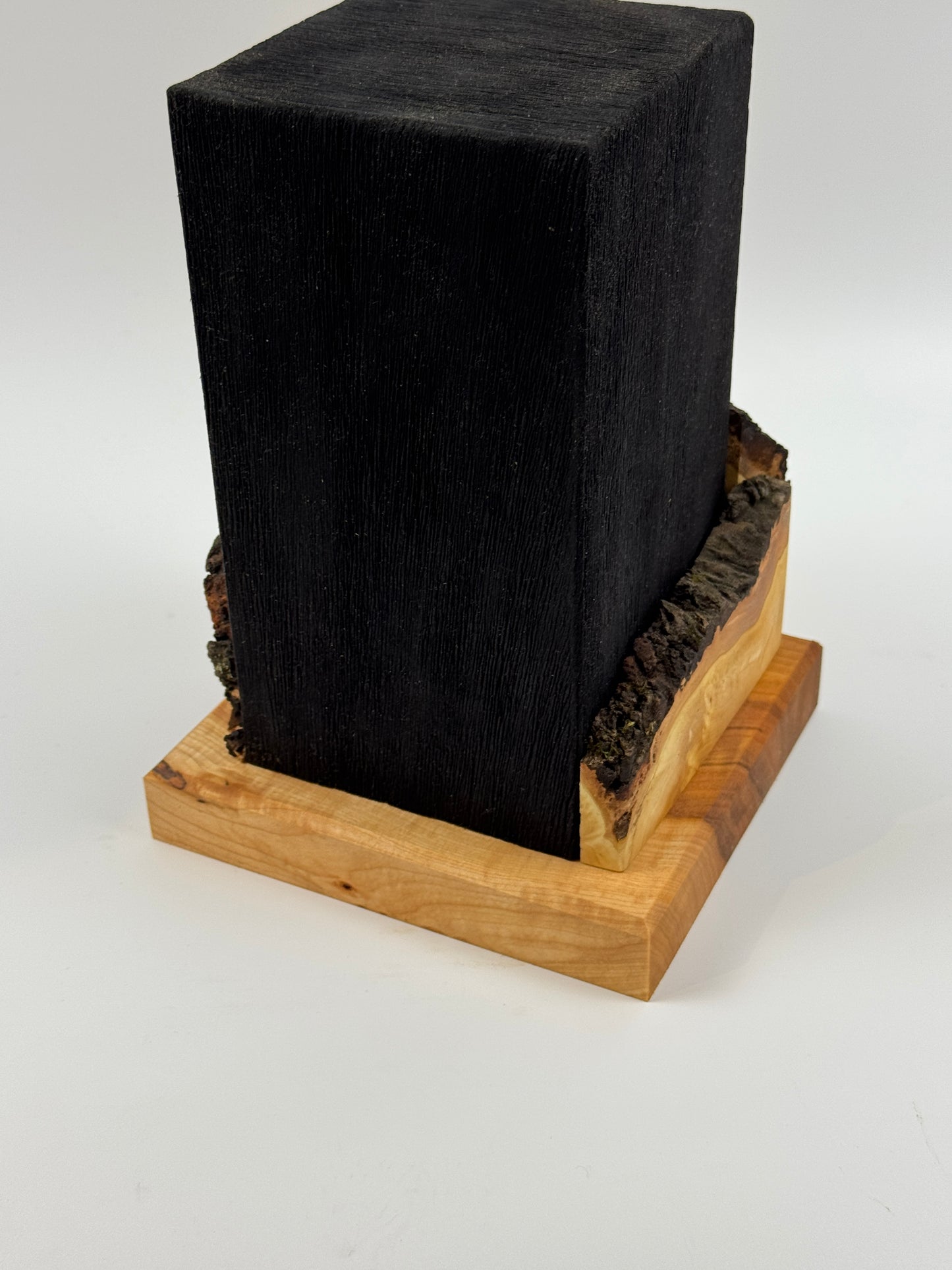 Tierurne aus besonderem Lindenholz