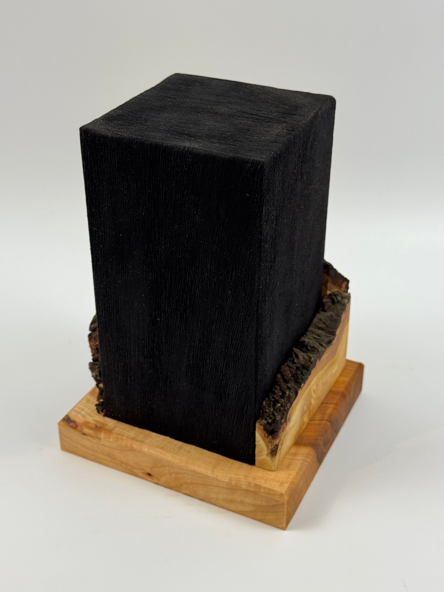 Tierurne aus besonderem Lindenholz