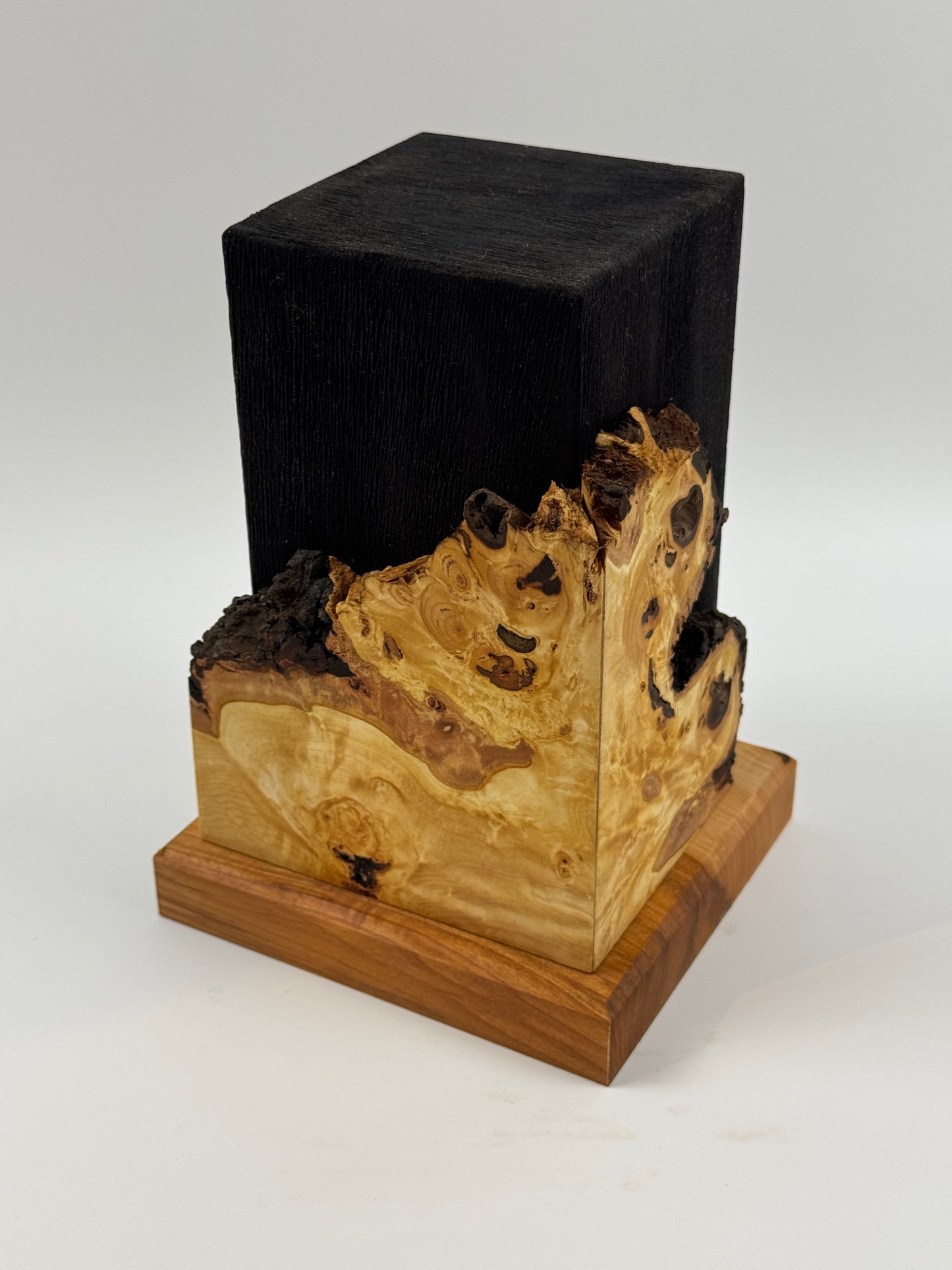 Tierurne aus besonderem Lindenholz