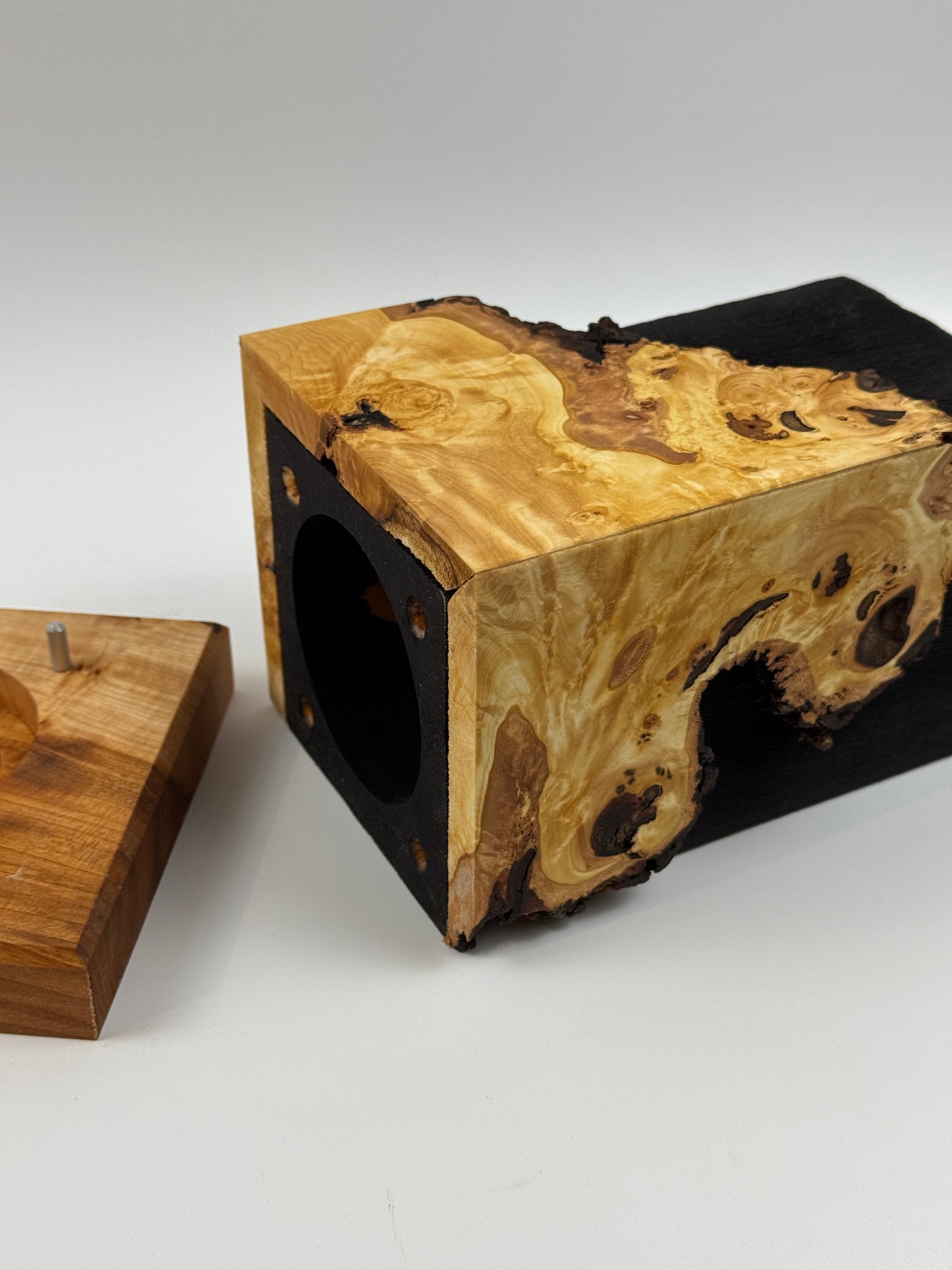 Tierurne aus besonderem Lindenholz