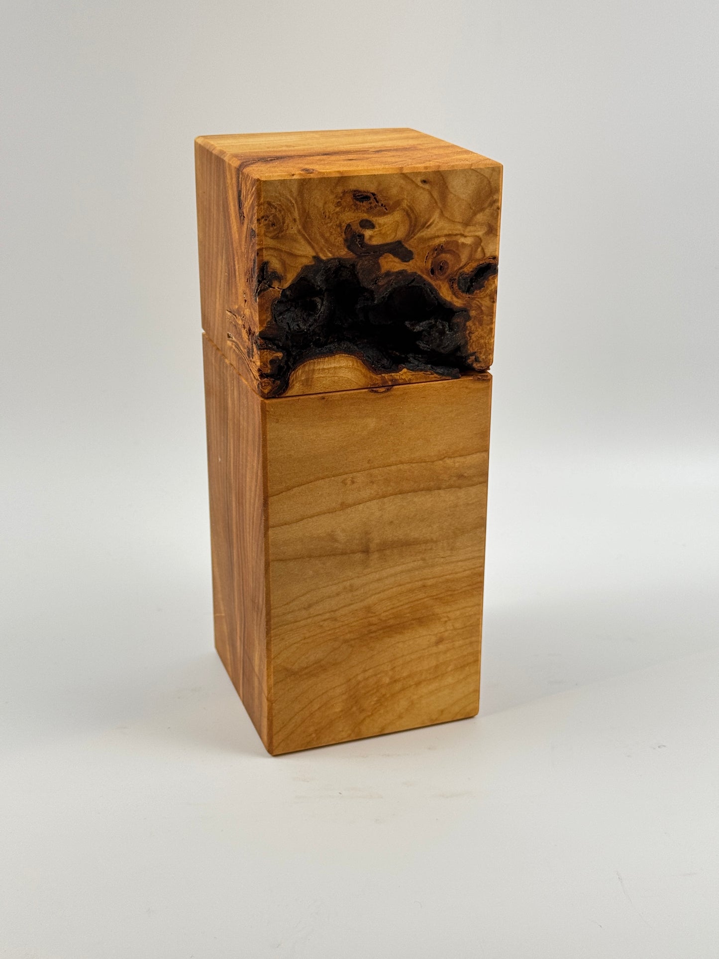 Tierurne aus besonderem Lindenholz