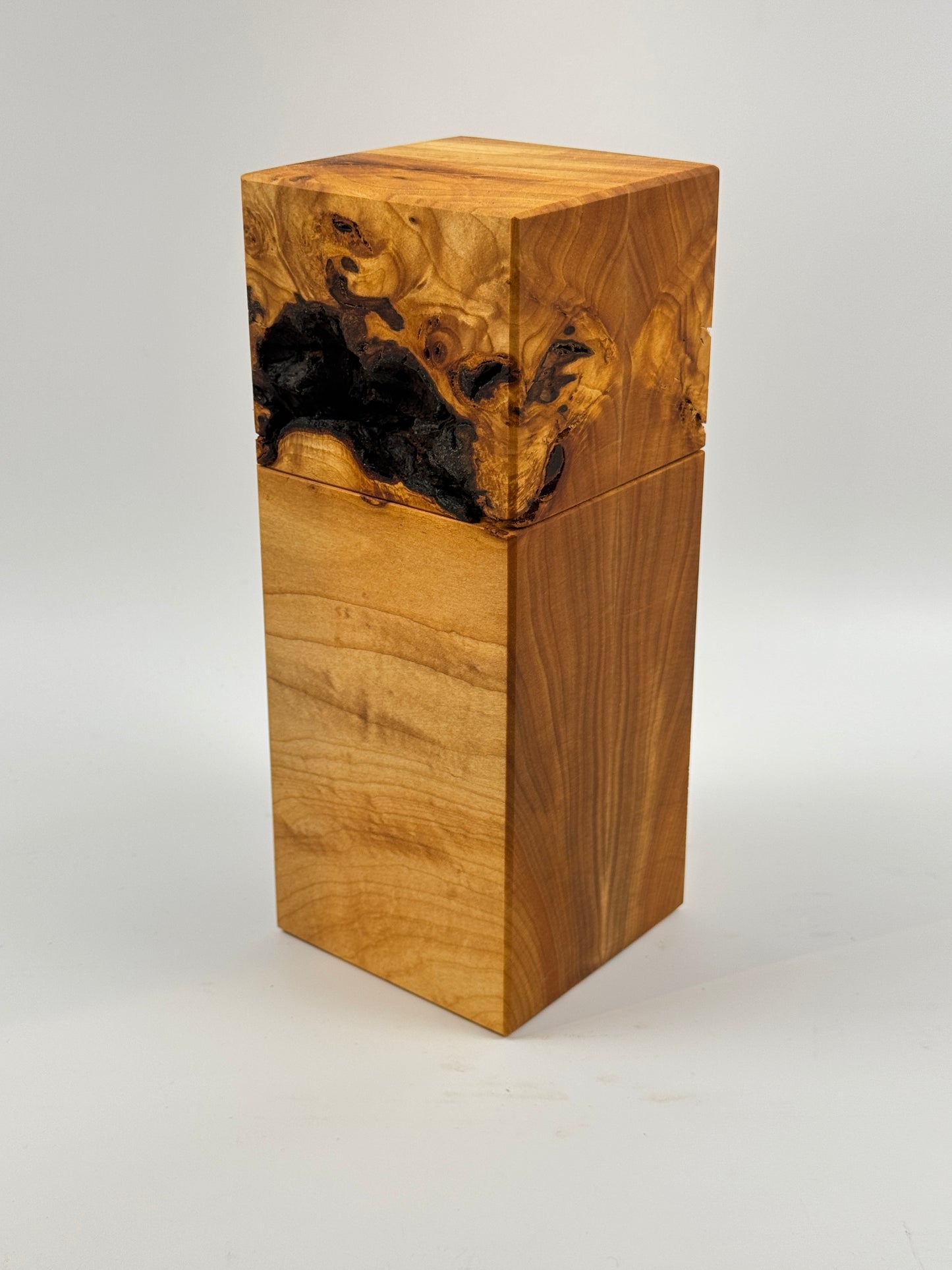 Tierurne aus besonderem Lindenholz