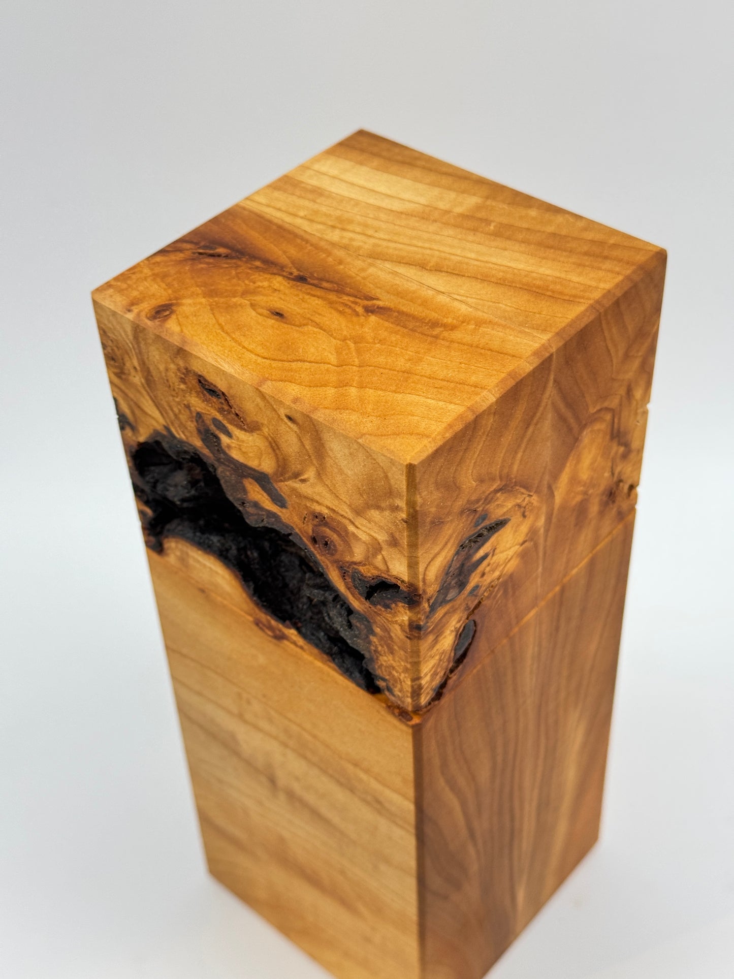 Tierurne aus besonderem Lindenholz