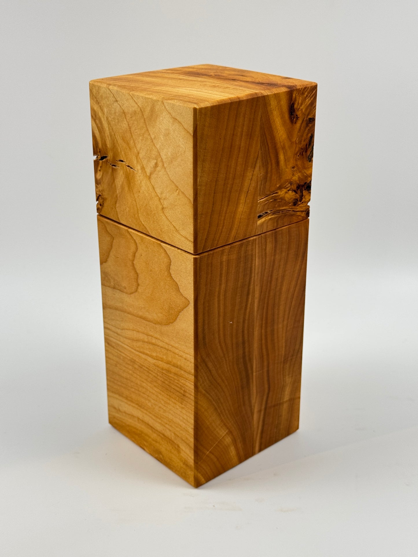 Tierurne aus besonderem Lindenholz