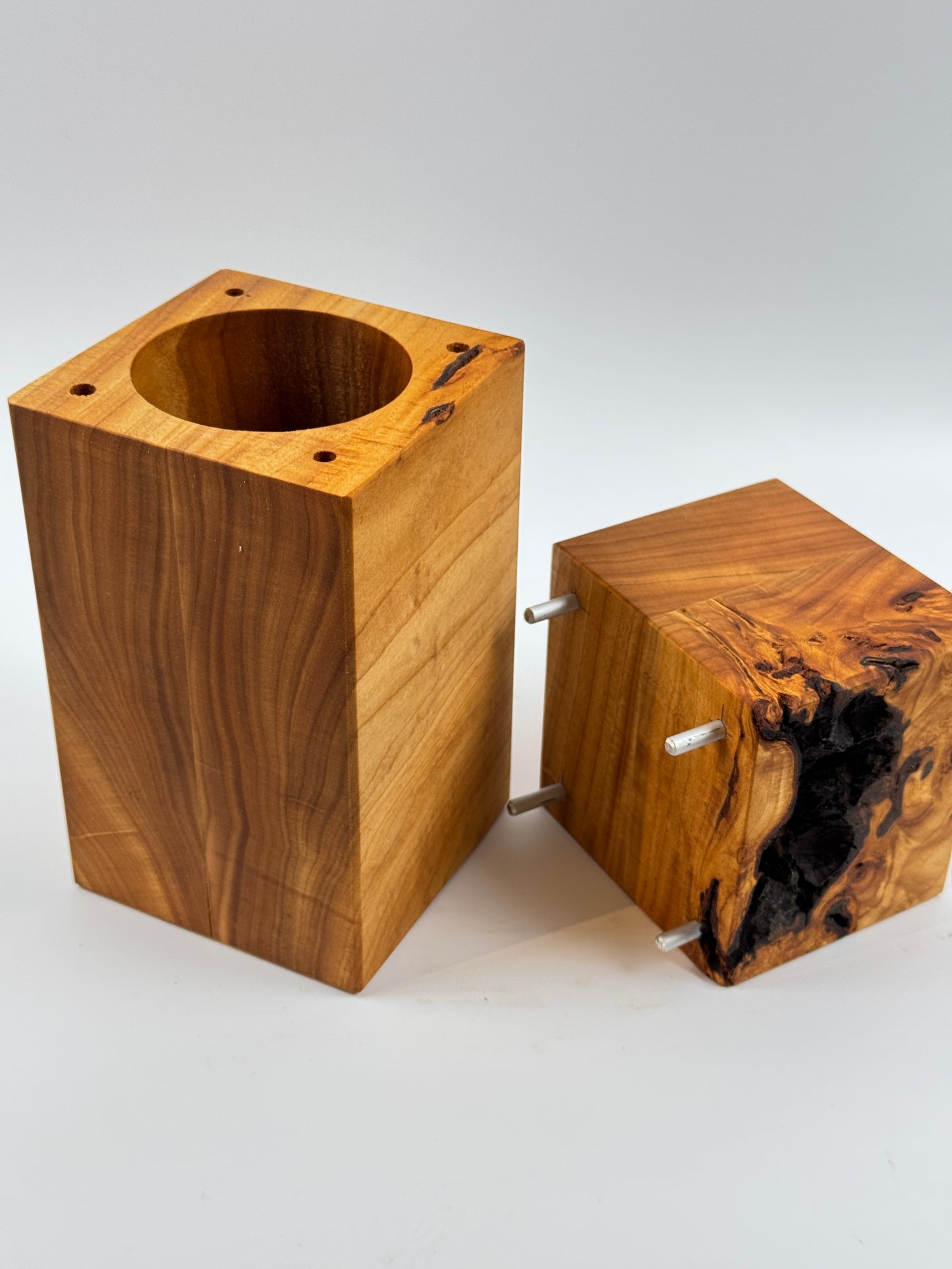 Tierurne aus besonderem Lindenholz