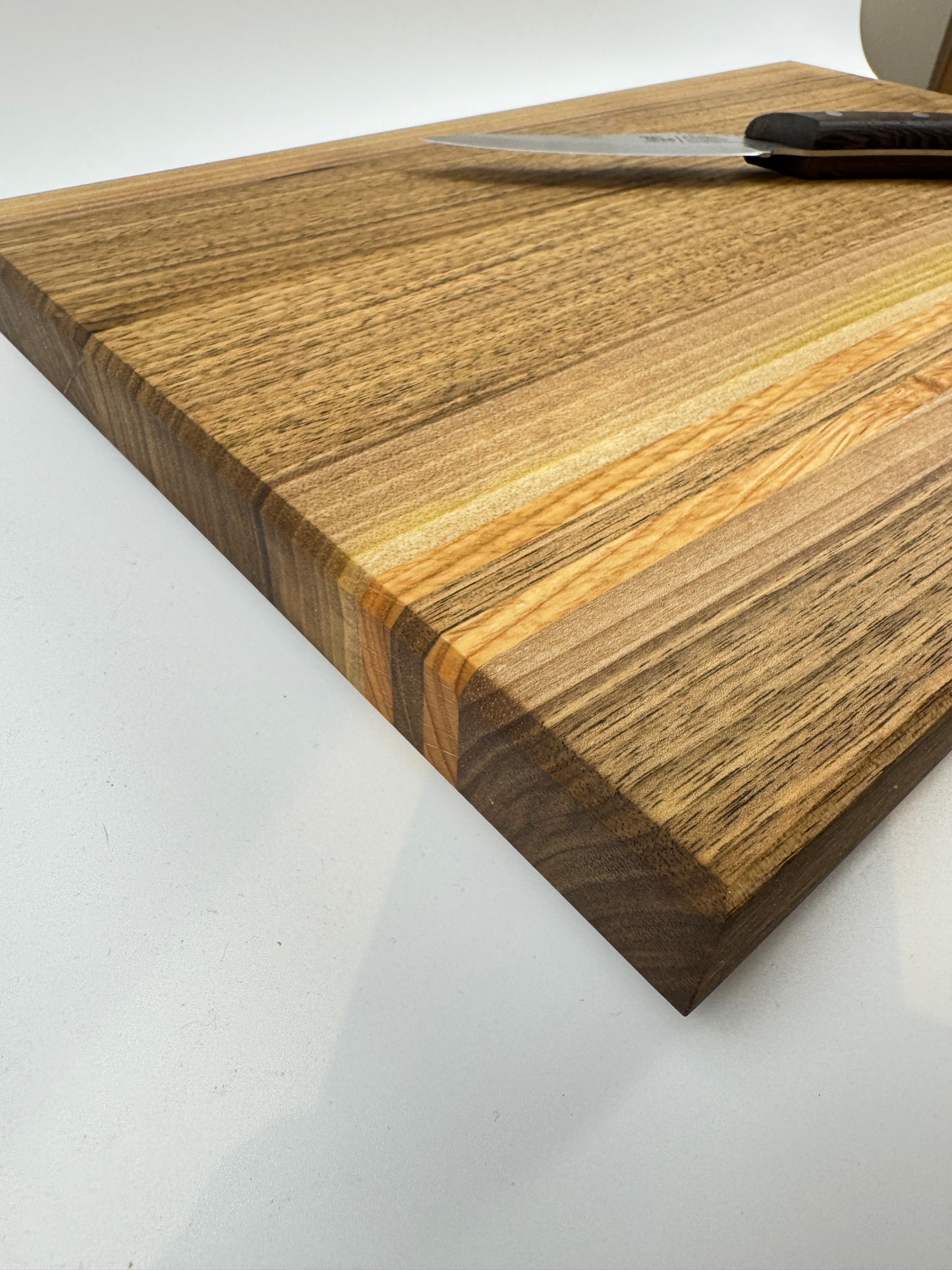 Schneidebrett aus Nussbaum mit Roteiche