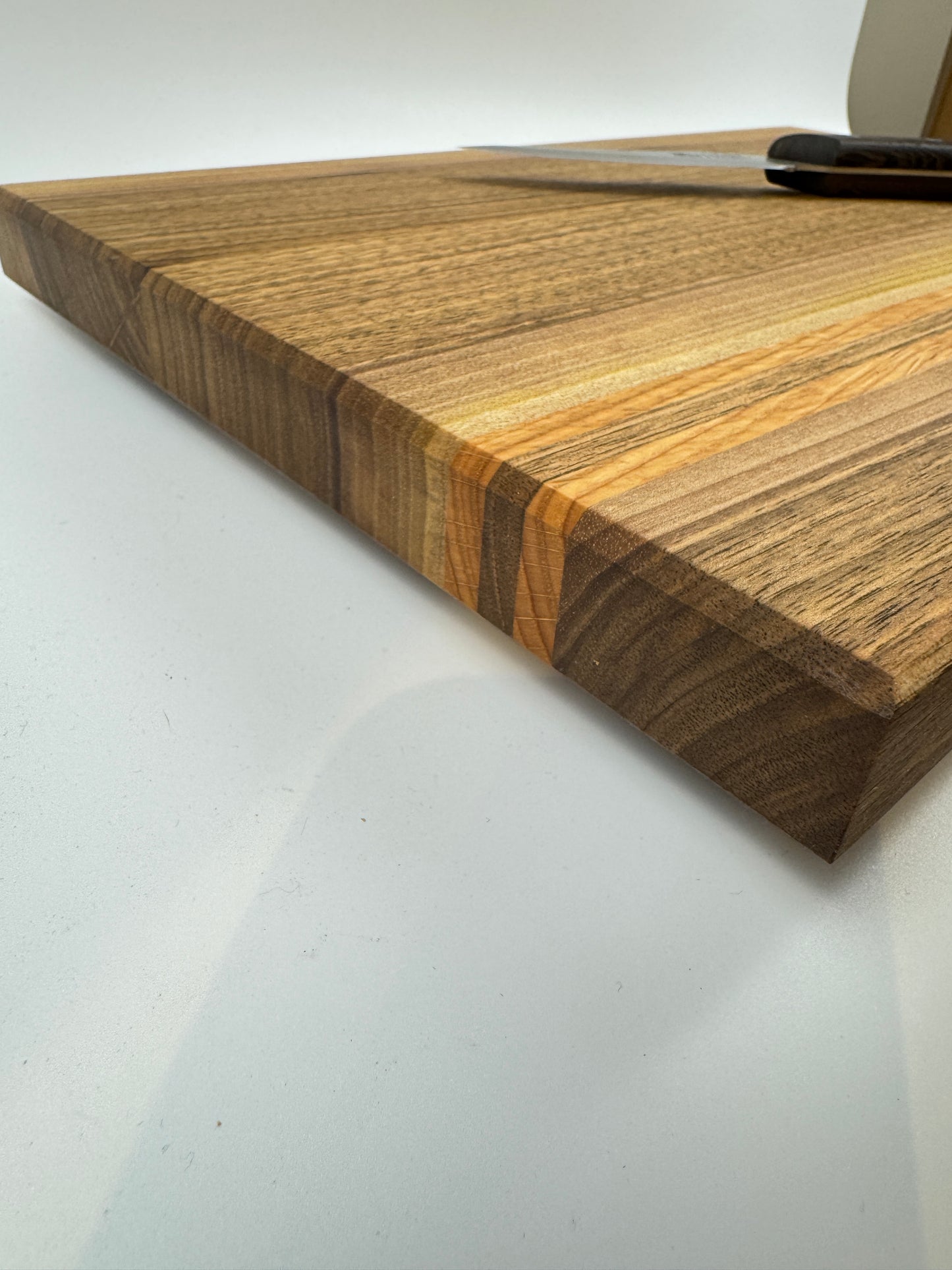 Schneidebrett aus Nussbaum mit Roteiche