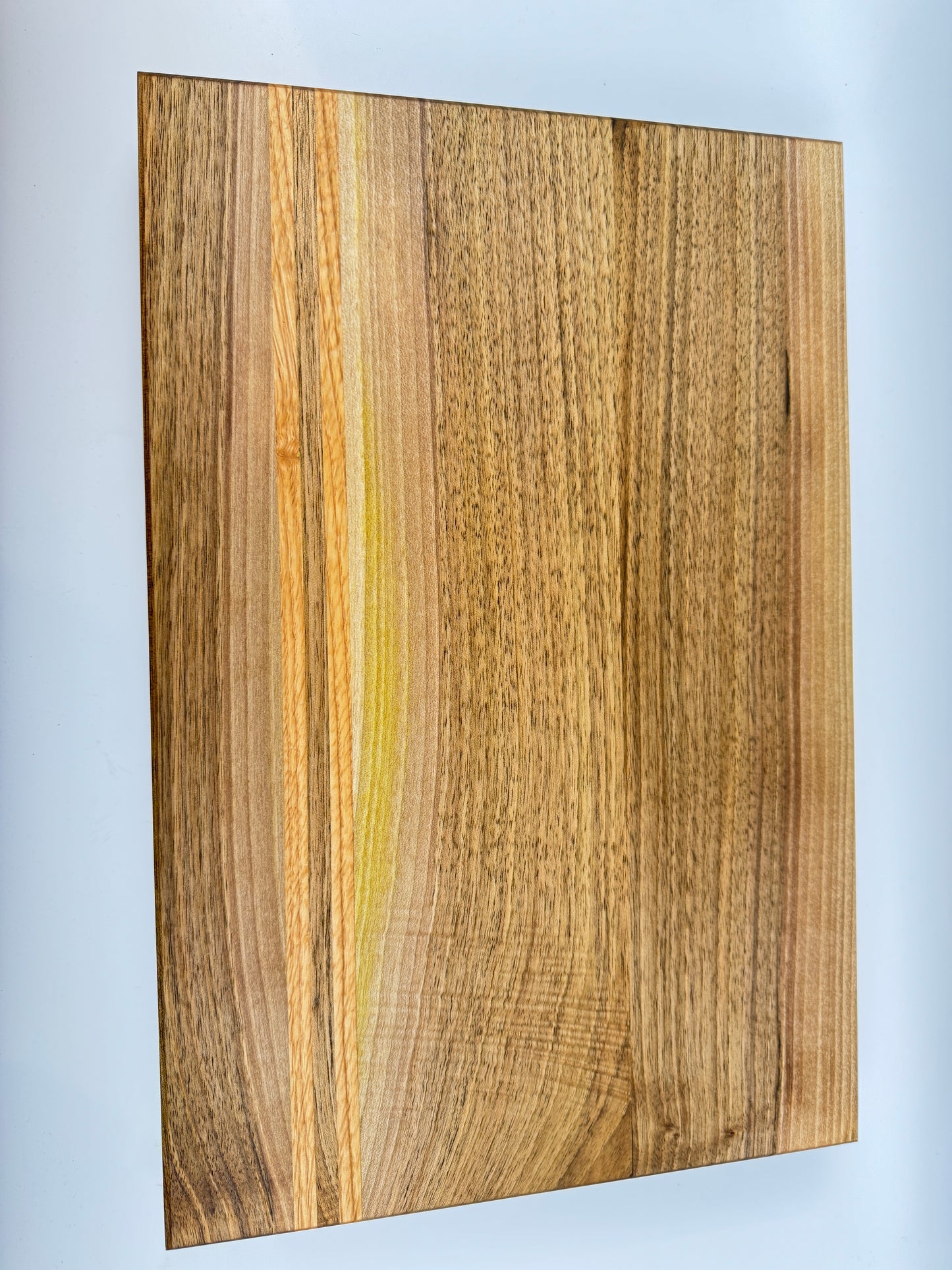 Schneidebrett aus Nussbaum mit Roteiche