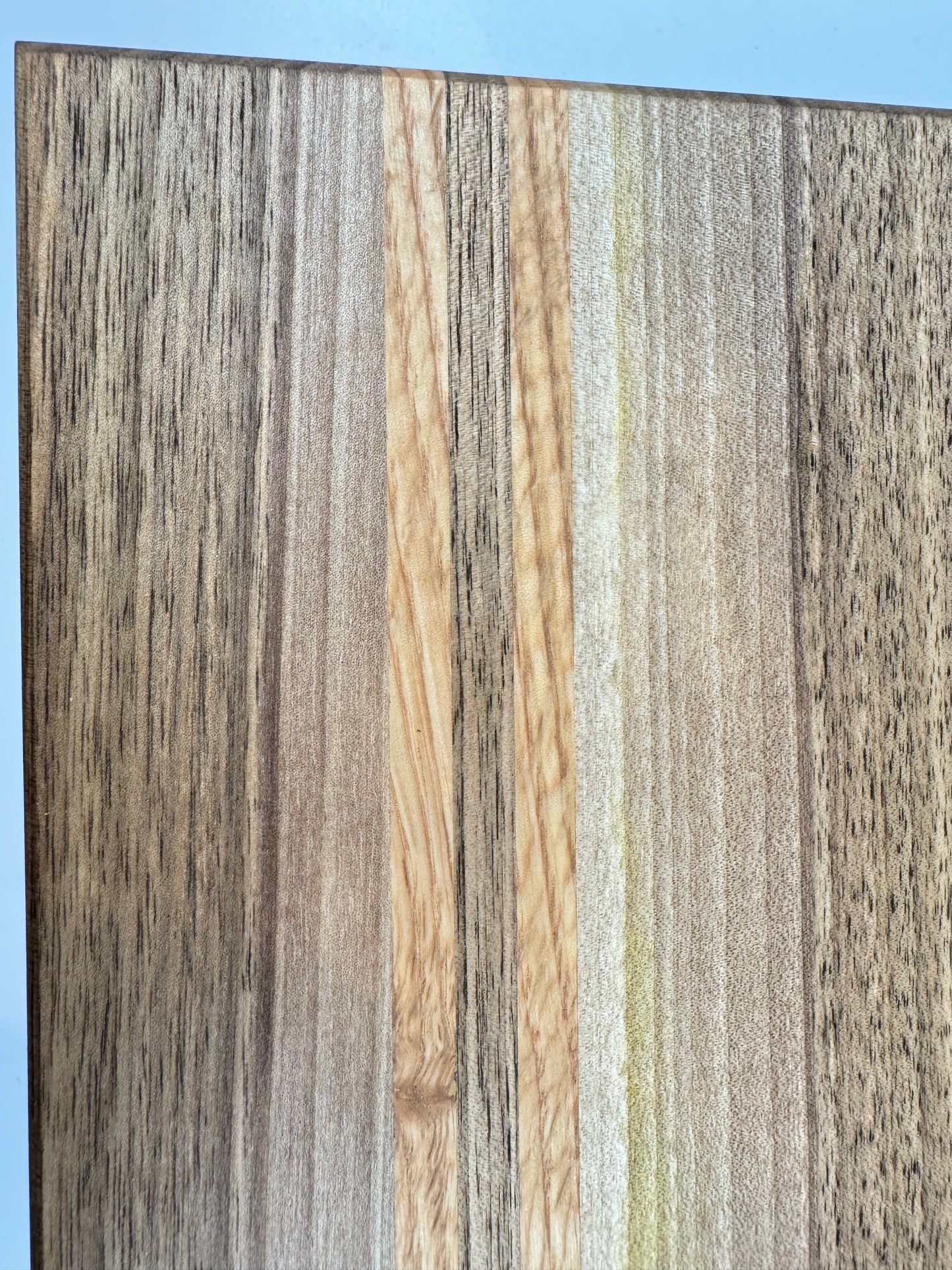 Schneidebrett aus Nussbaum mit Roteiche