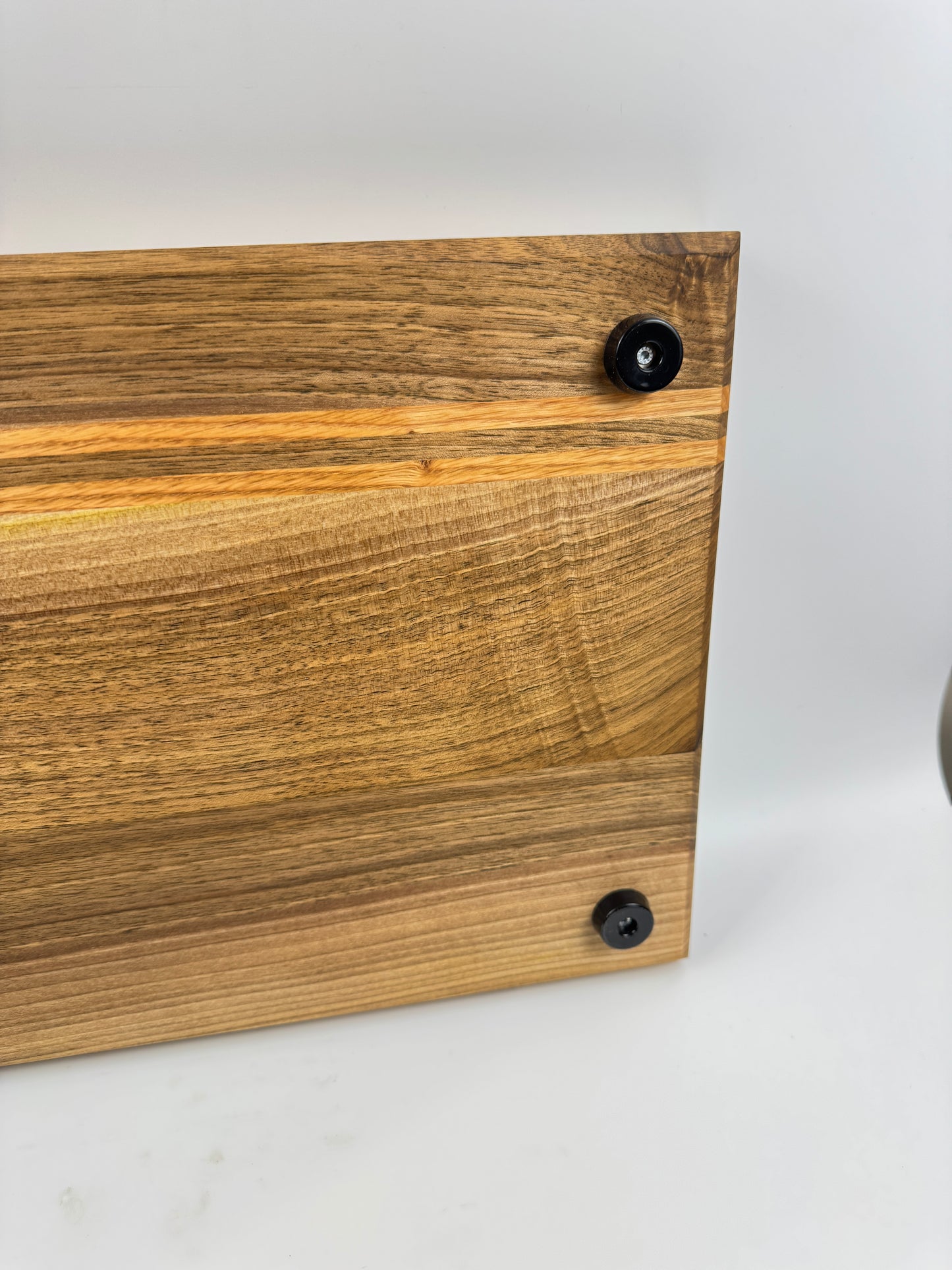 Schneidebrett aus Nussbaum mit Roteiche