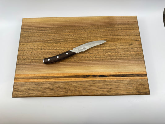 Schneidebrett aus Nussbaum mit Roteiche