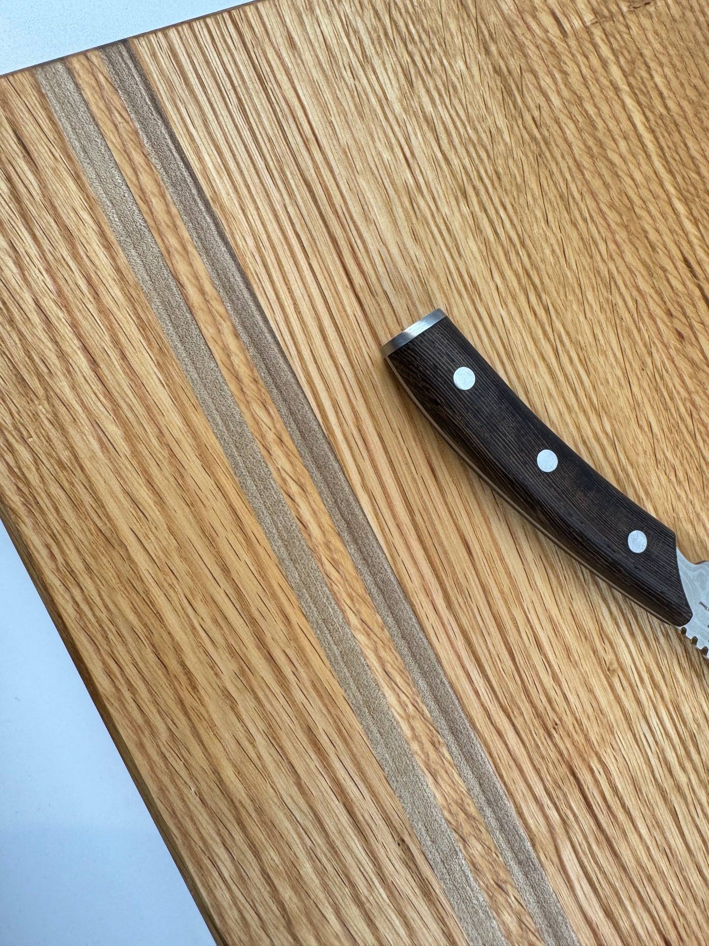 Schneidebrett aus Roteiche mit Nussbaum