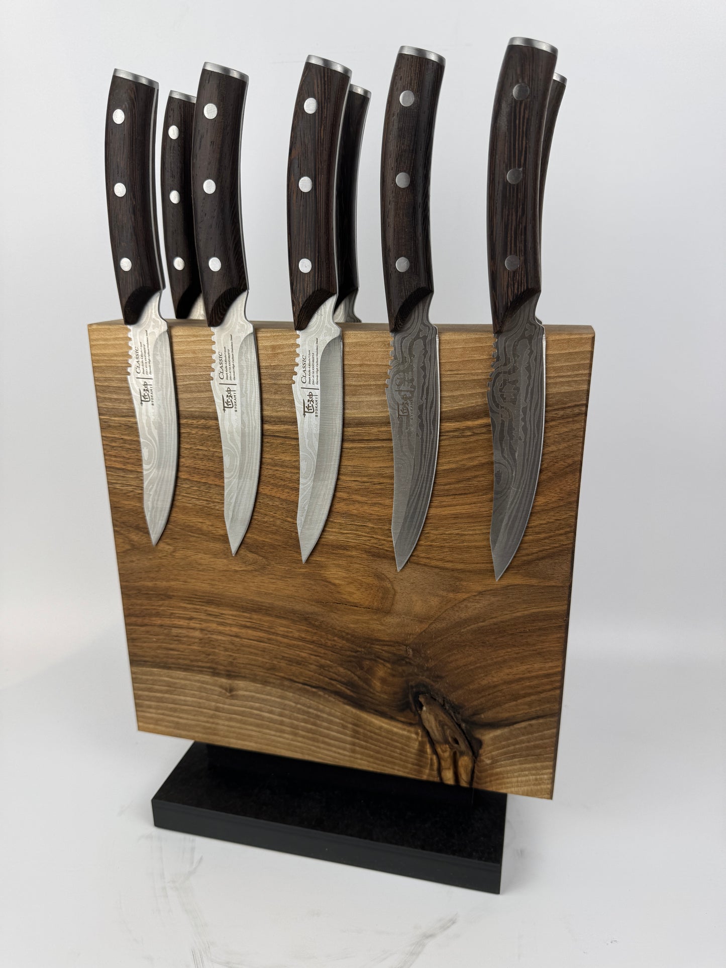 Magnetischer Messerblock aus Nussbaum mit Schiefersockel
