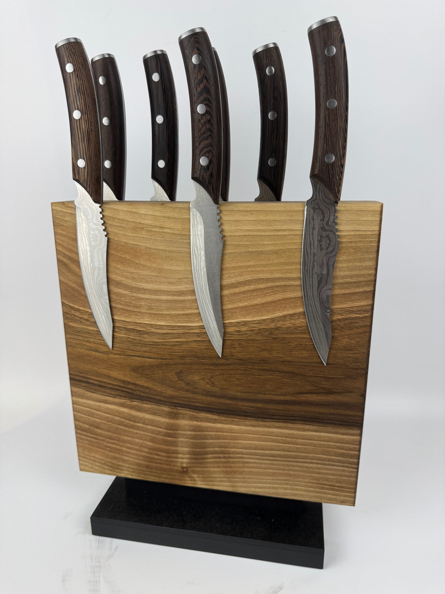 Magnetischer Messerblock aus Nussbaum mit Schiefersockel