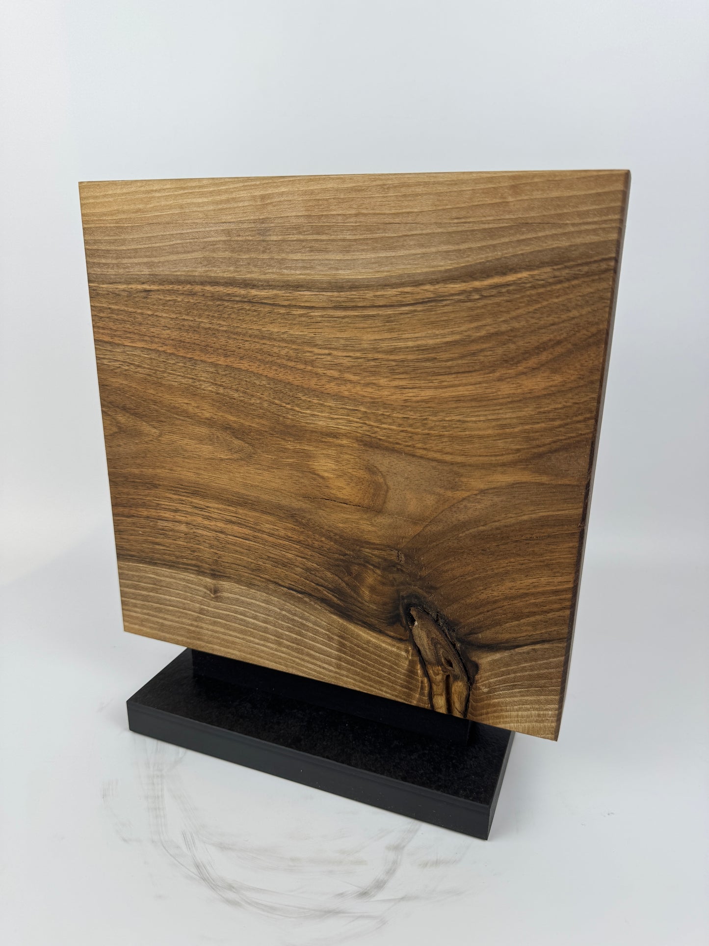 Magnetischer Messerblock aus Nussbaum mit Schiefersockel