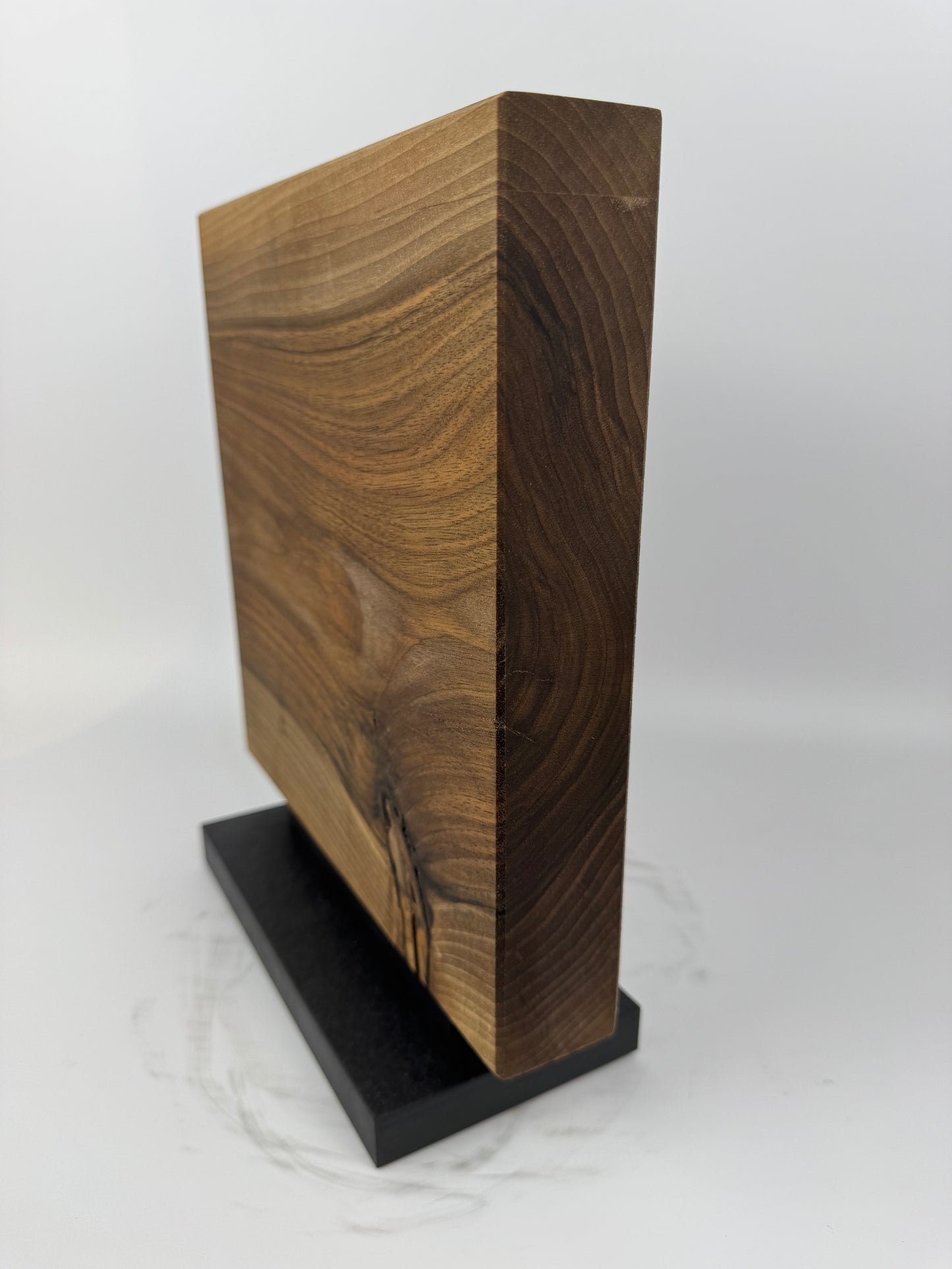 Magnetischer Messerblock aus Nussbaum mit Schiefersockel