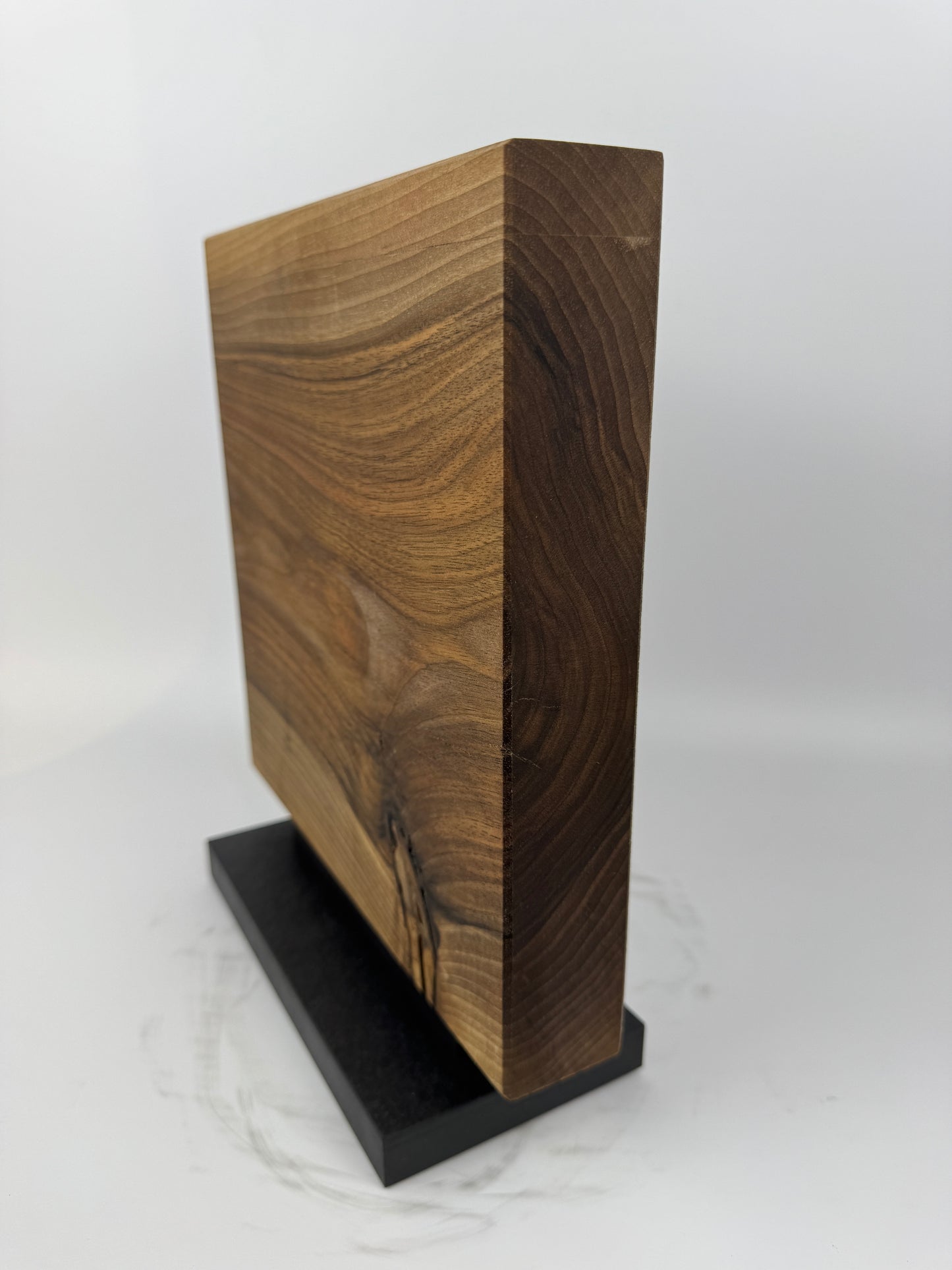 Magnetischer Messerblock aus Nussbaum mit Schiefersockel