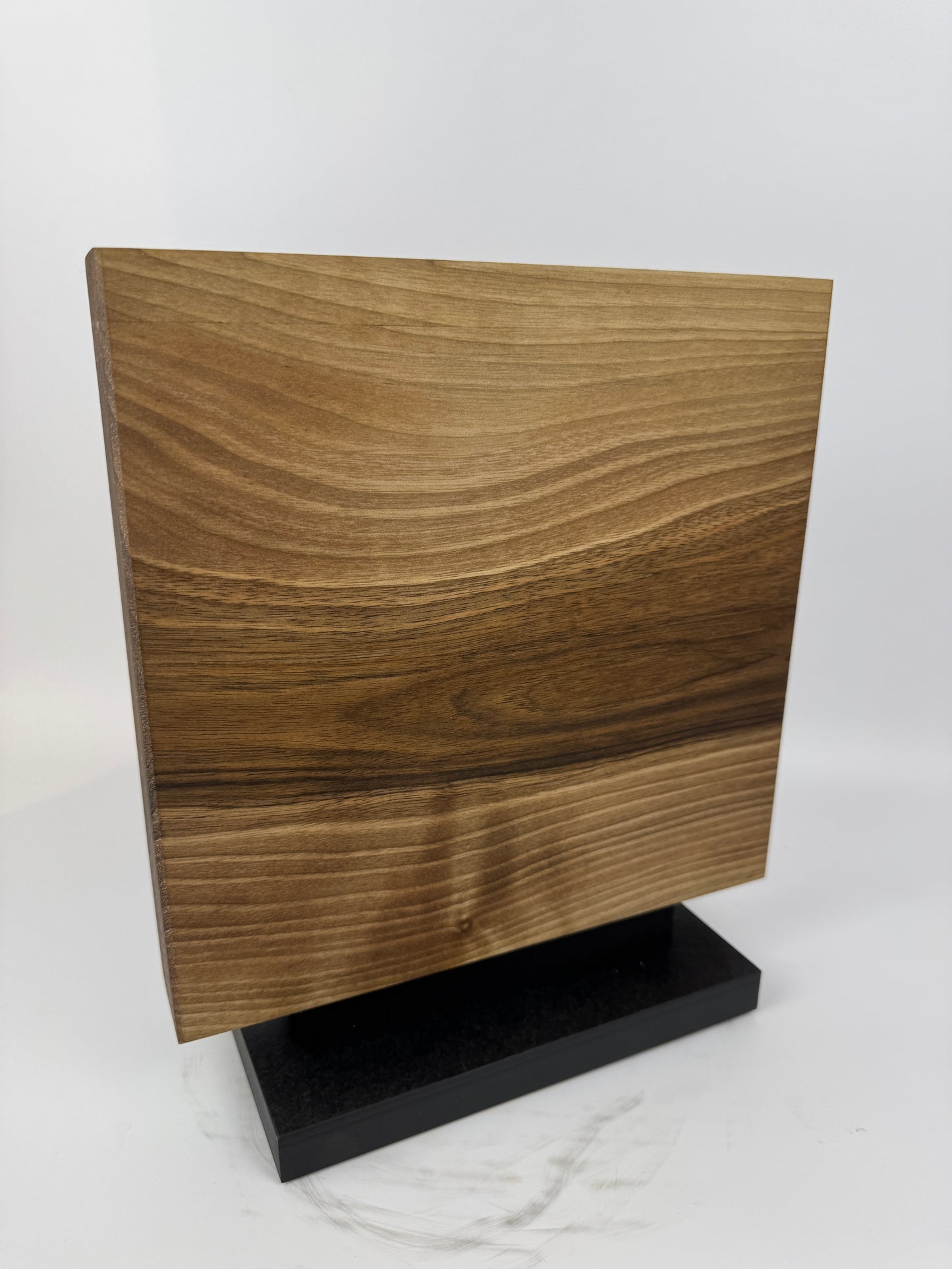 Magnetischer Messerblock aus Nussbaum mit Schiefersockel