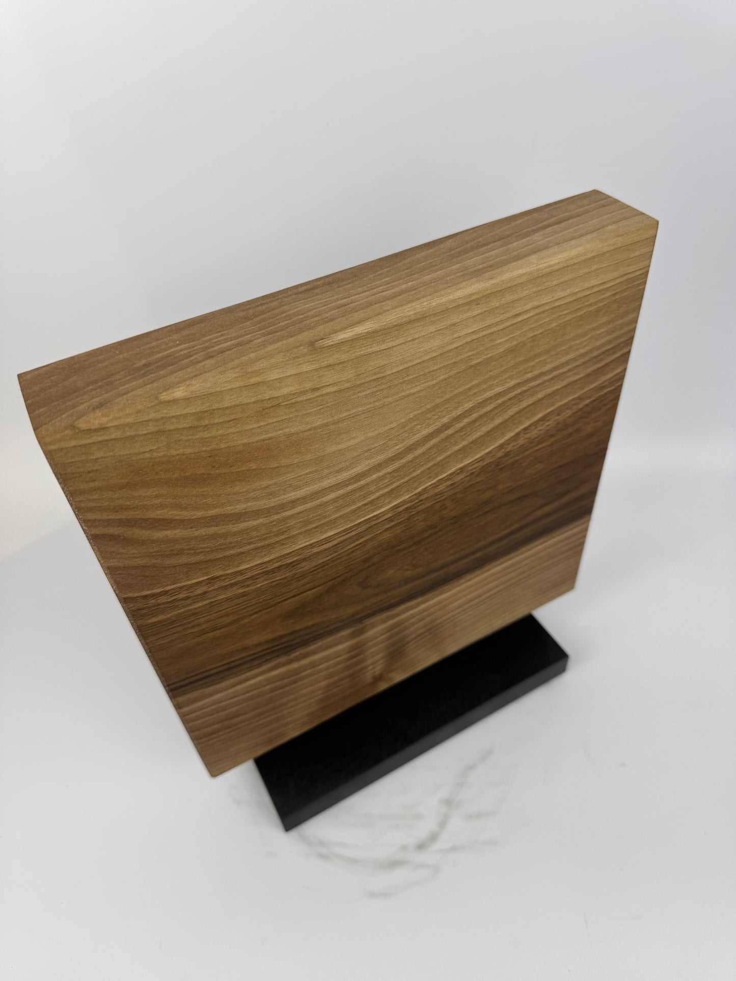 Magnetischer Messerblock aus Nussbaum mit Schiefersockel