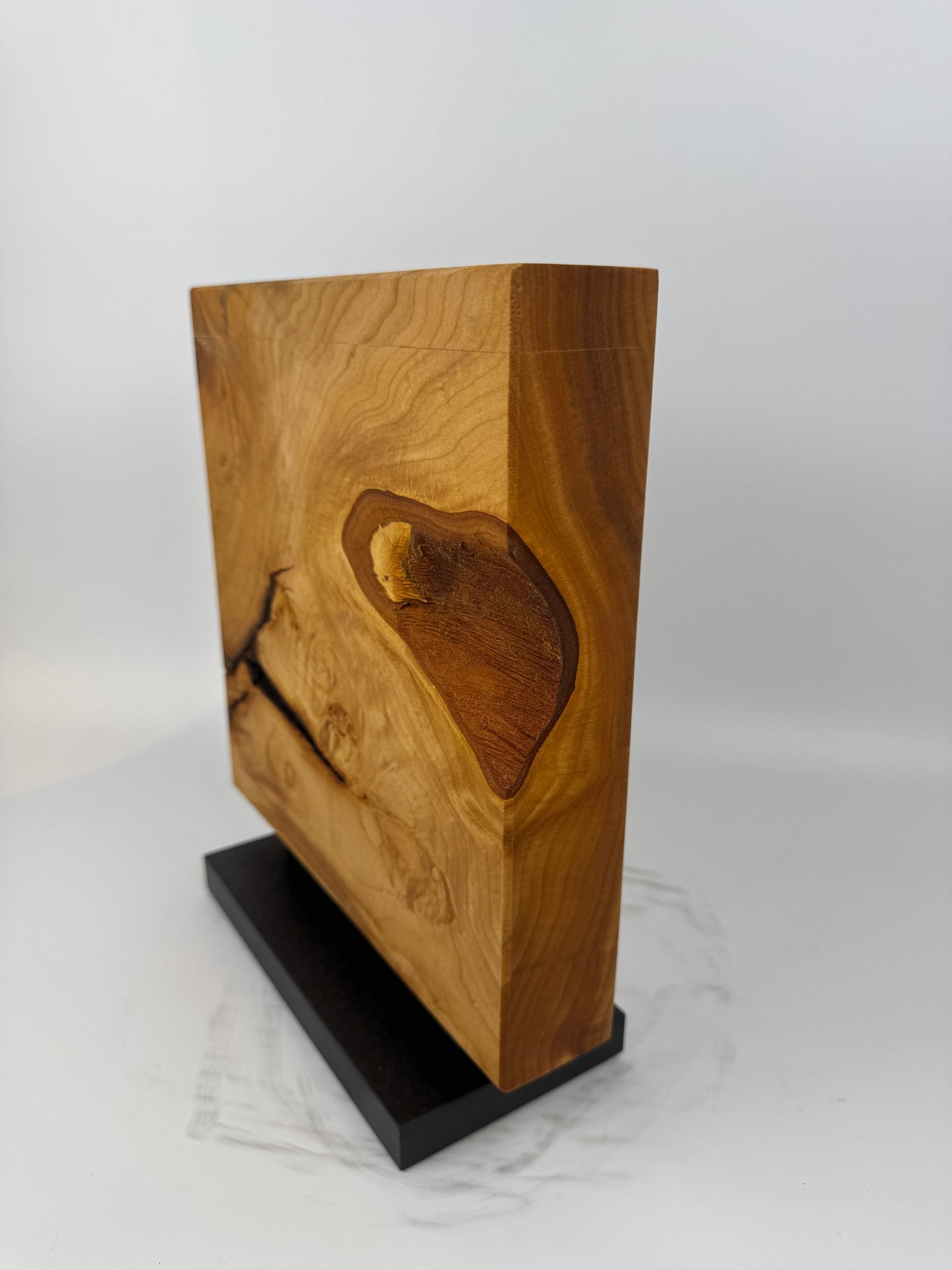 Magnetischer Messerblock aus Lindenholz mit Schiefersockel