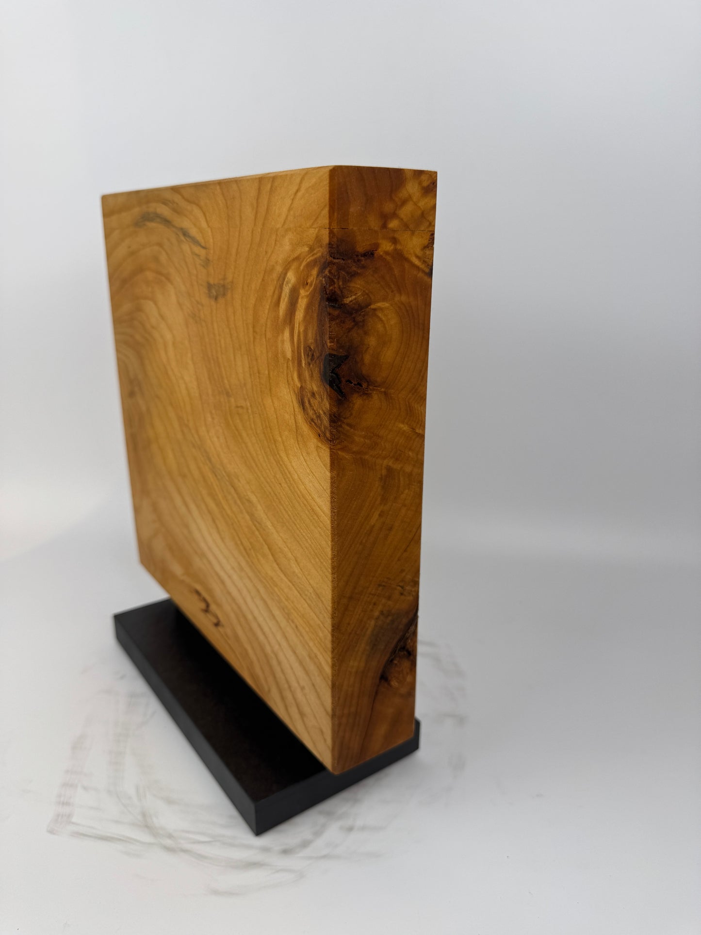 Magnetischer Messerblock aus Lindenholz mit Schiefersockel