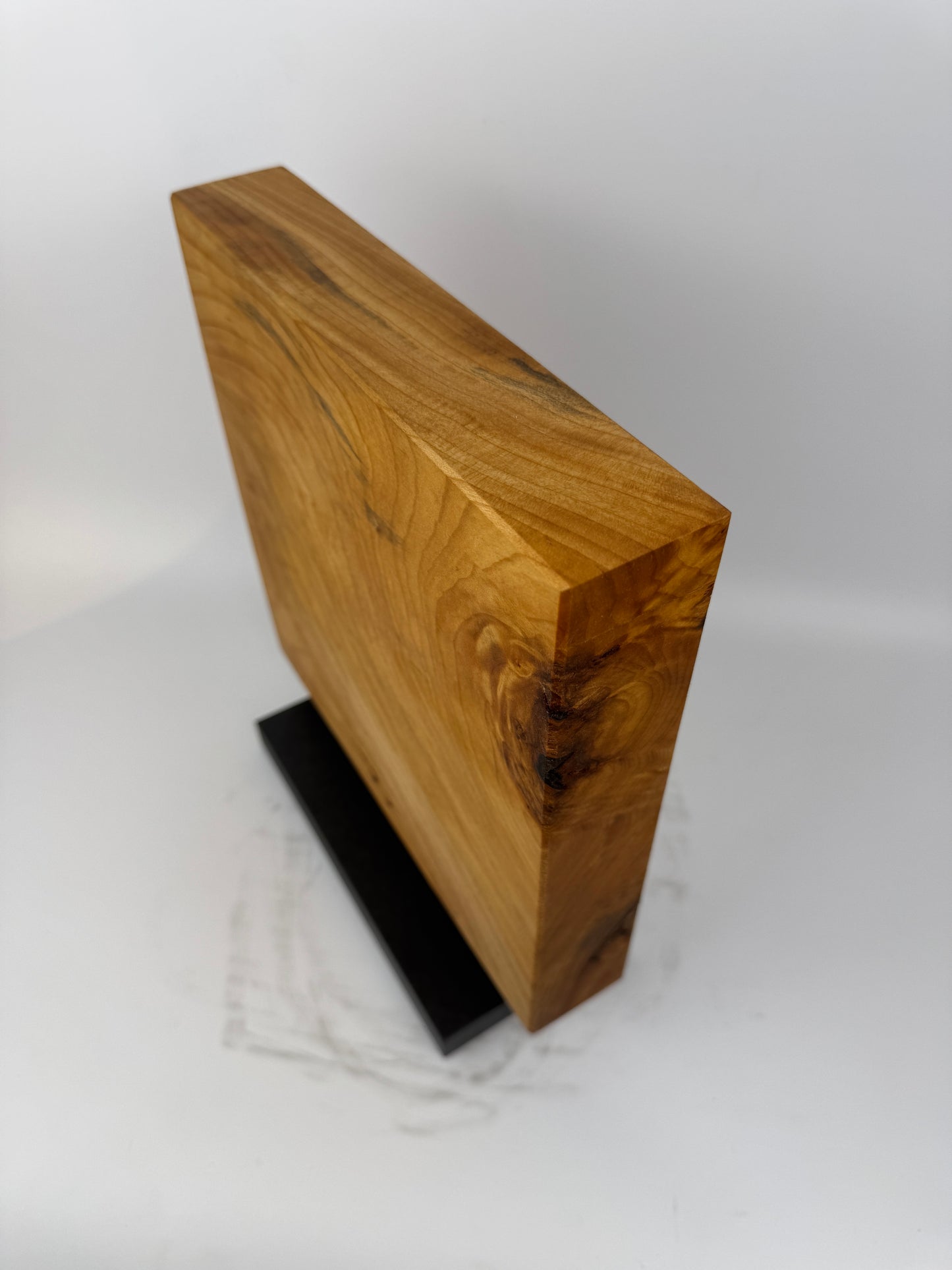 Magnetischer Messerblock aus Lindenholz mit Schiefersockel