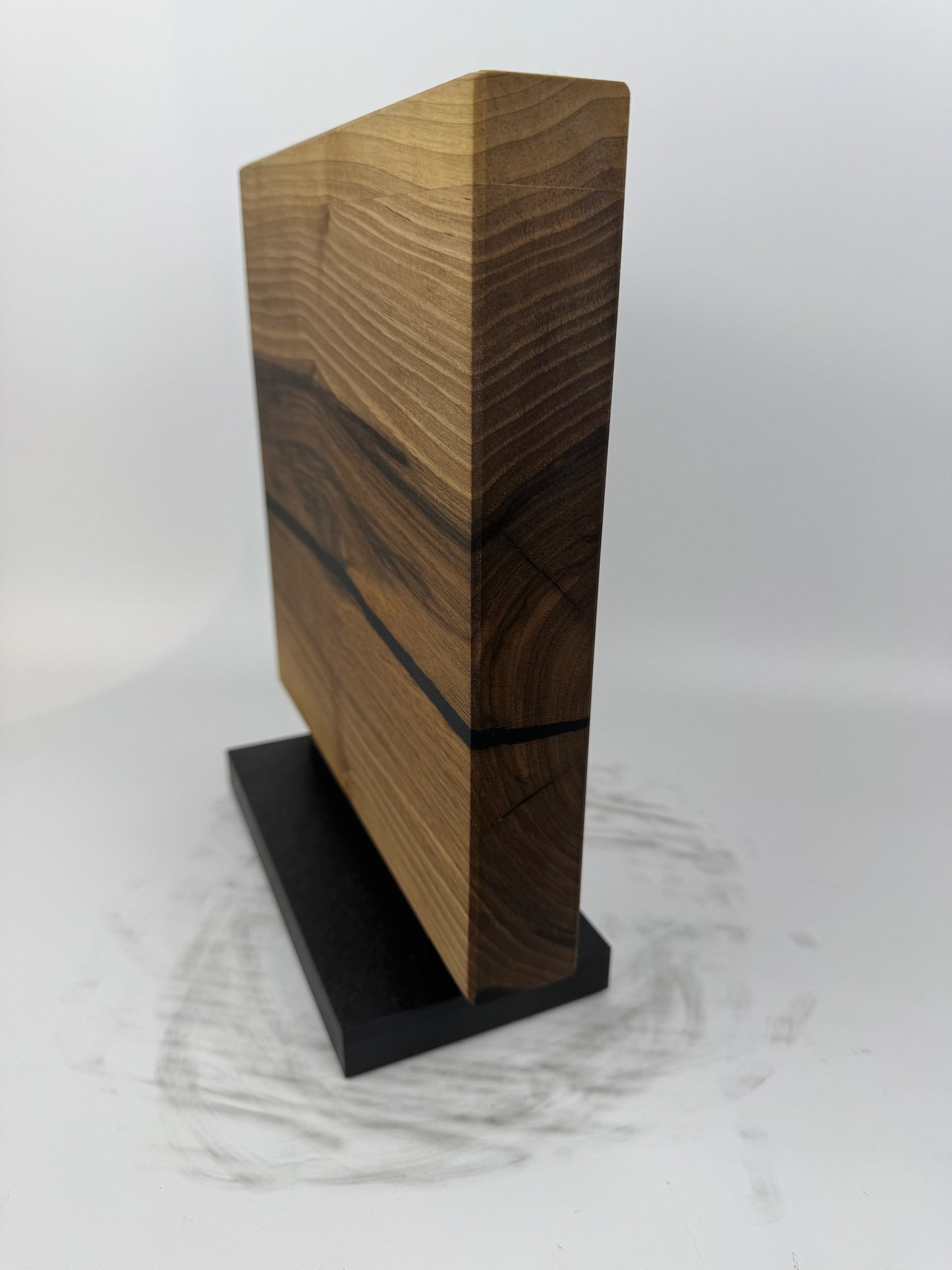 Magnetischer Messerblock aus Nussbaum mit Schiefersockel