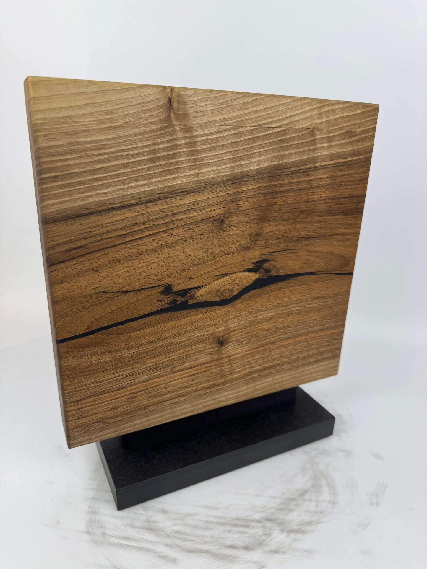 Magnetischer Messerblock aus Nussbaum mit Schiefersockel