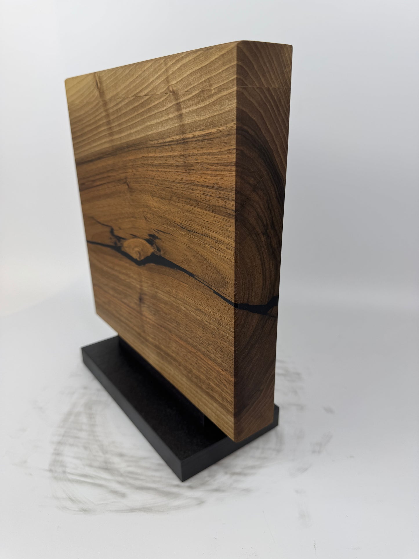 Magnetischer Messerblock aus Nussbaum mit Schiefersockel