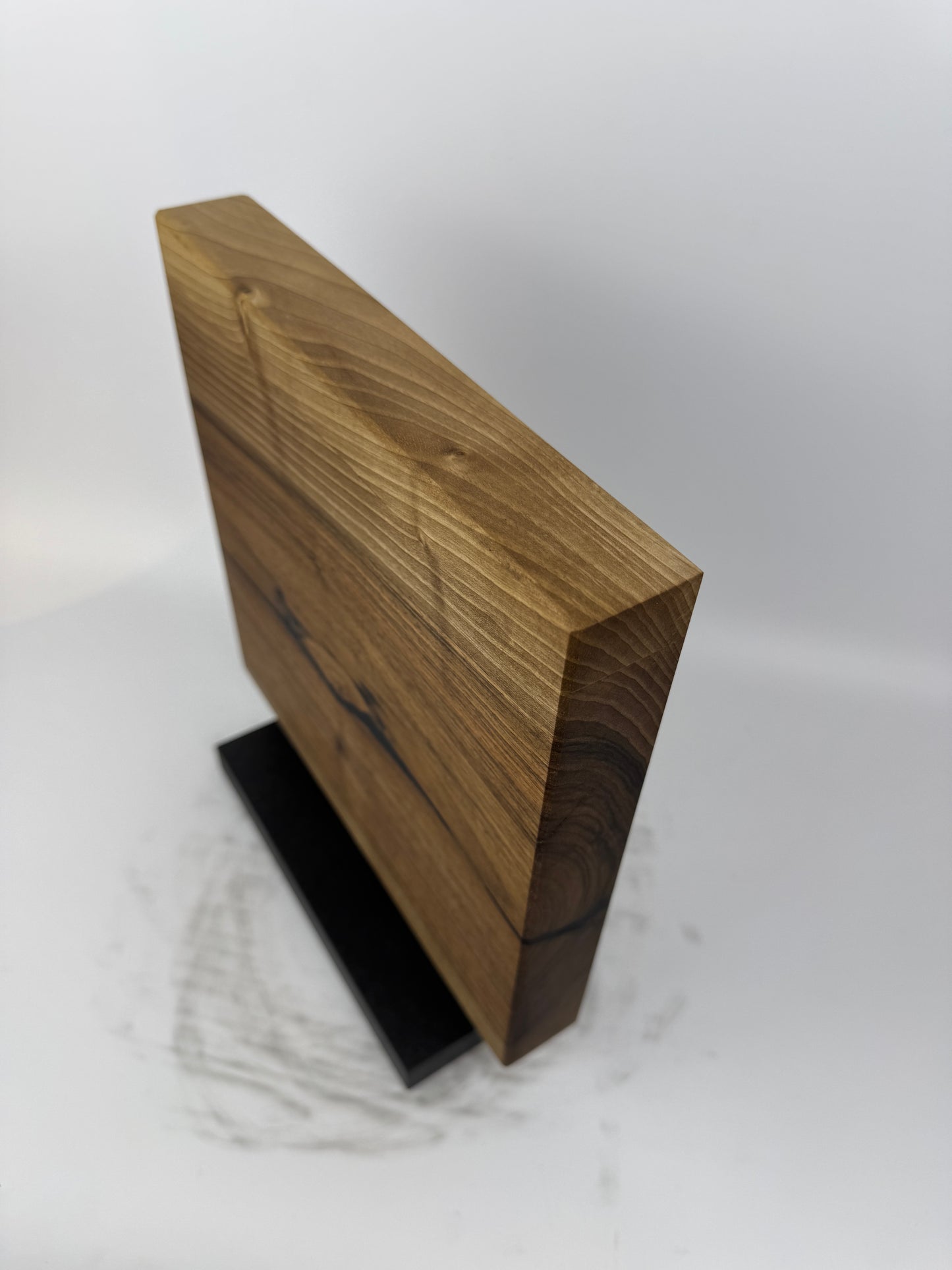 Magnetischer Messerblock aus Nussbaum mit Schiefersockel