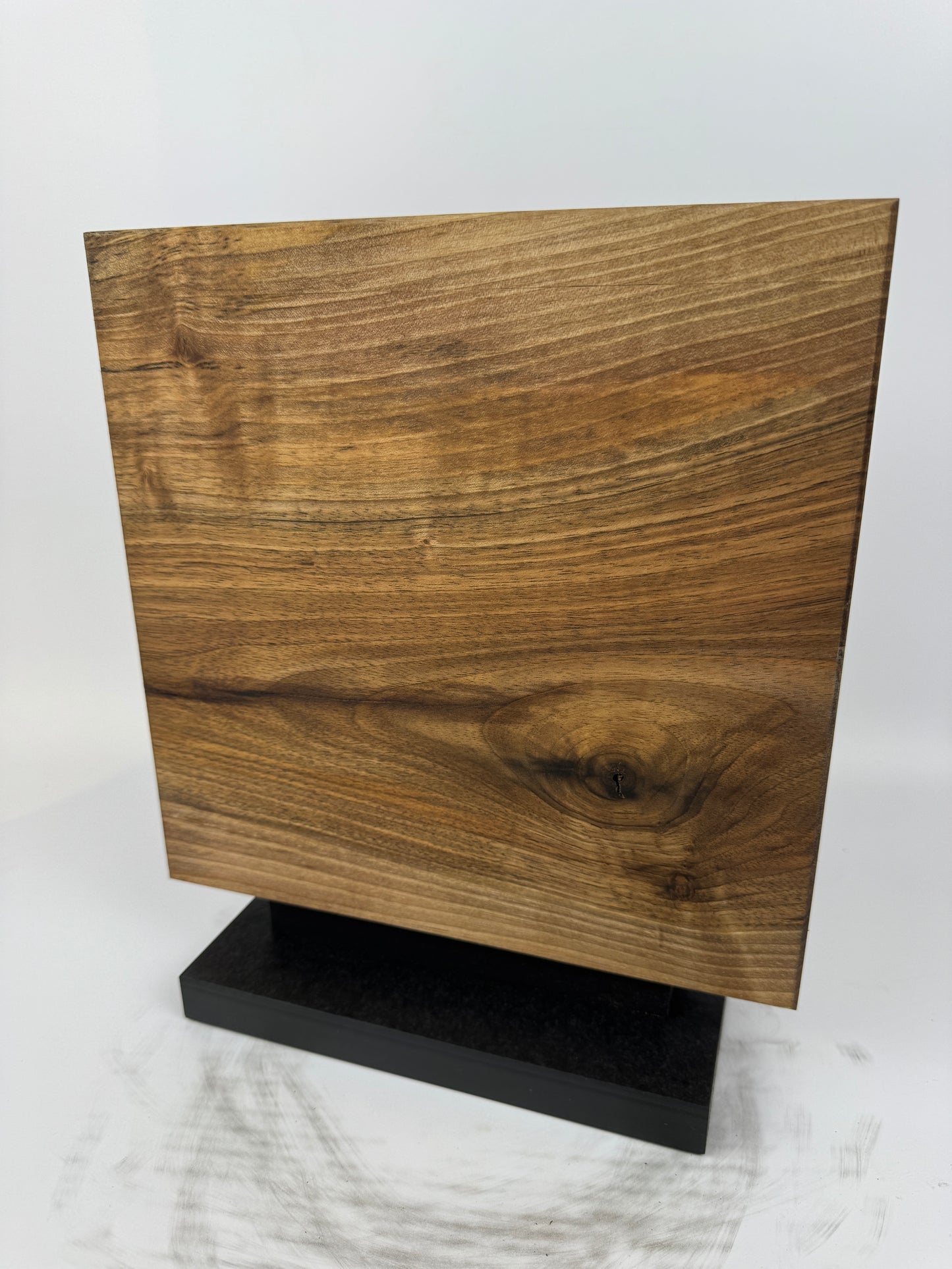 Magnetischer Messerblock aus Nussbaum mit Schiefersockel
