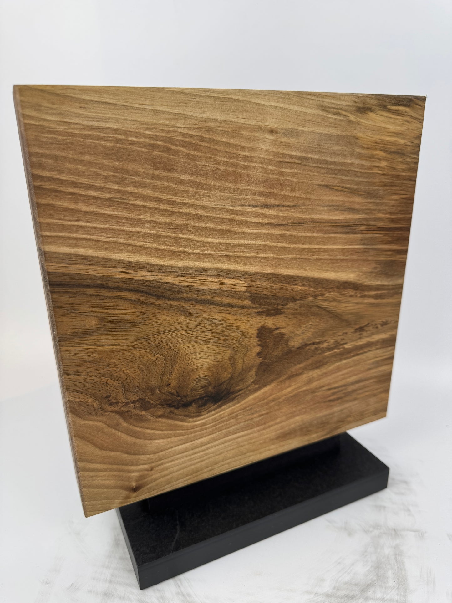 Magnetischer Messerblock aus Nussbaum mit Schiefersockel
