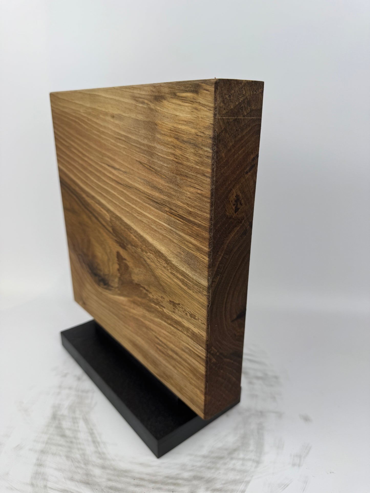 Magnetischer Messerblock aus Nussbaum mit Schiefersockel