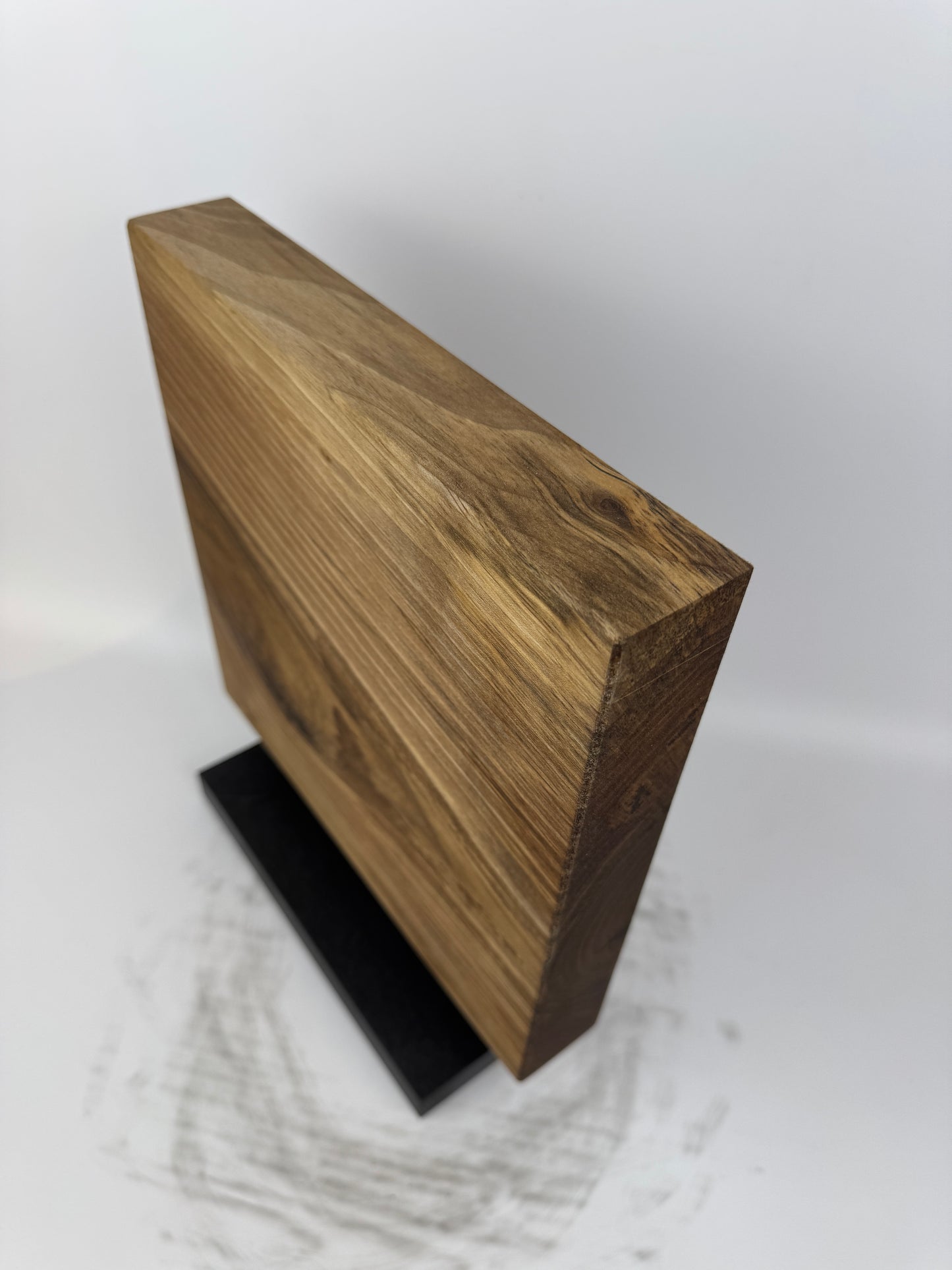 Magnetischer Messerblock aus Nussbaum mit Schiefersockel
